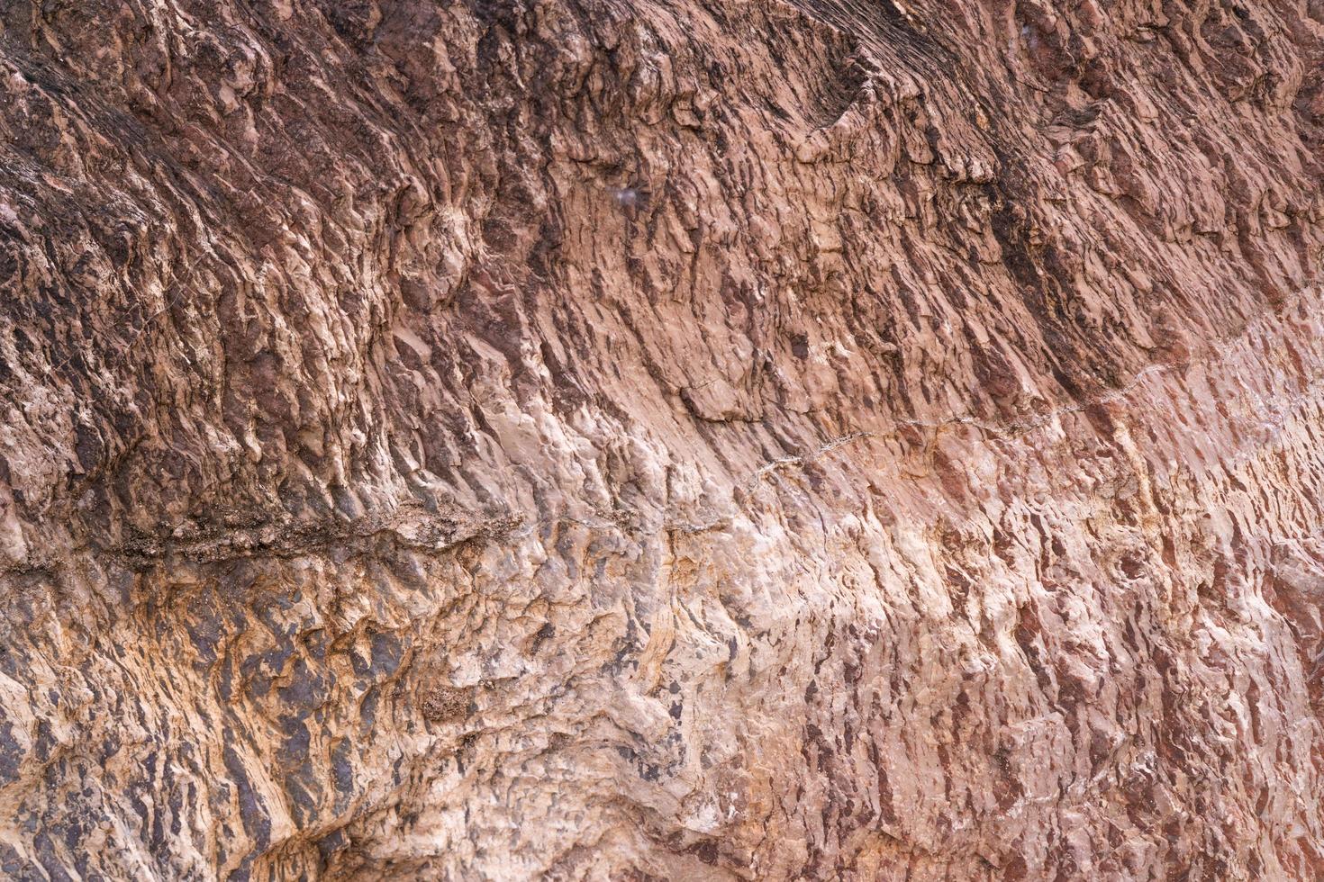 fondo de textura de piedra con un patrón único. textura de roca sucia marrón y blanca. fondo abstracto de la superficie de la roca. fondo de piedra natural. piso de piedra tosca. grunge y textura de roca oxidada. foto