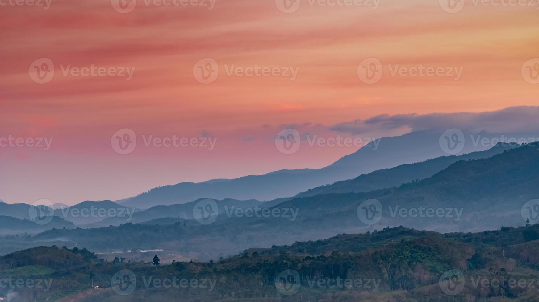 hermoso paisaje natural de la cordillera con cielo al atardecer y nubes. pueblo rural en el valle de la montaña en tailandia. paisaje de la capa montañosa al atardecer. bosque tropical. fondo natural. foto