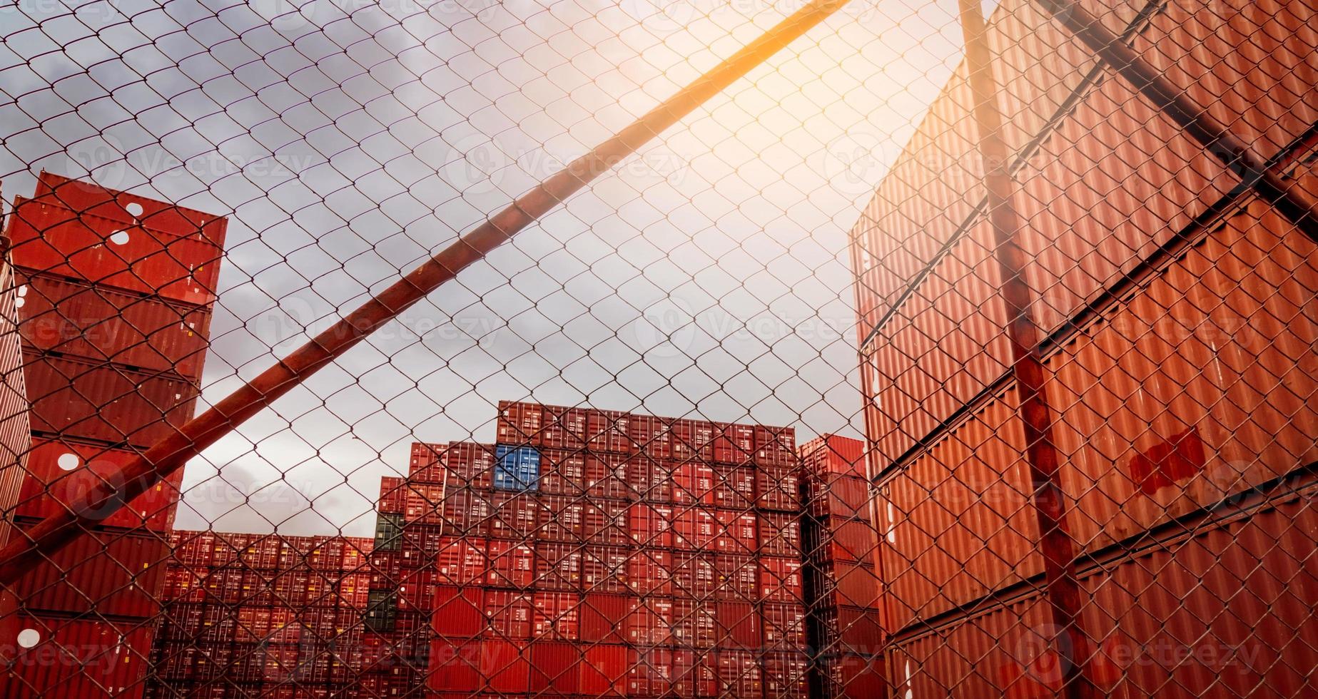 vista desde la cerca del contenedor rojo apilado. logística de contenedores. carga y envío. negocio de logística de importación y exportación. estación de contenedores de carga. industria logística. contenedor para transporte de camiones. foto