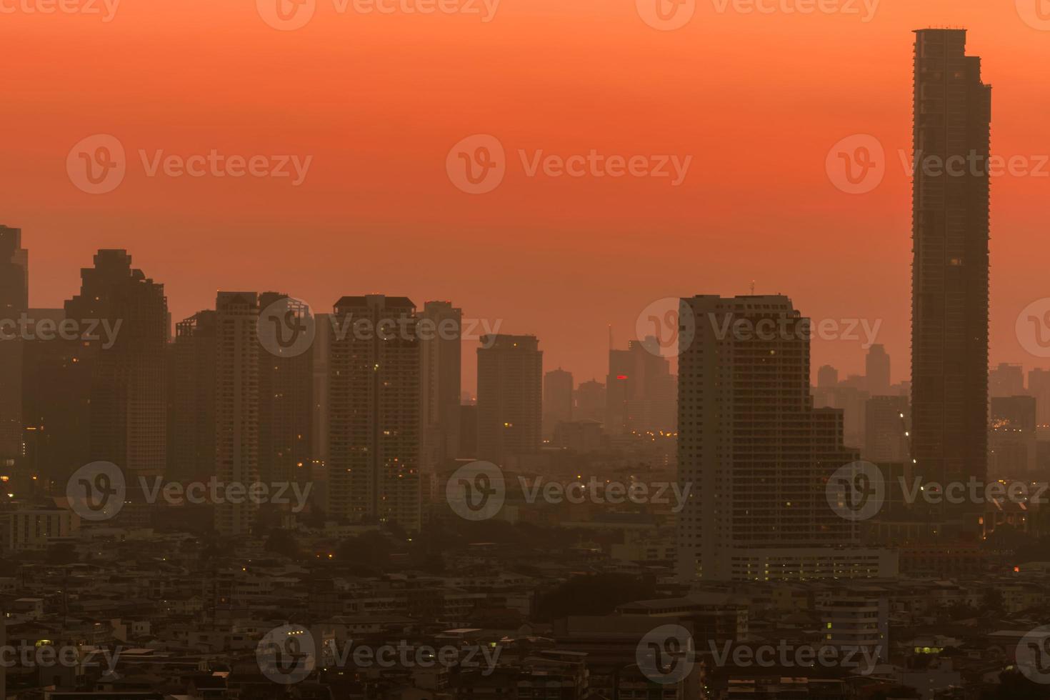 contaminación del aire en bangkok, tailandia. el smog y el polvo fino de la ciudad cubierta de pm2.5 por la mañana con el cielo naranja del amanecer. paisaje urbano con aire contaminado. ambiente sucio. polvo tóxico urbano. aire insalubre. foto
