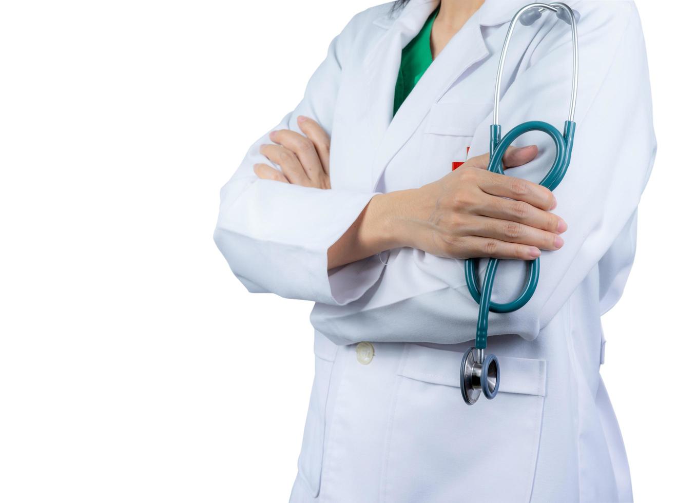 El médico especialista en cardiólogos usa uniforme blanco. médico de pie con los brazos cruzados y estetoscopio de mano. profesional de la salud. médico asiático de pie con confianza. concepto de confianza del paciente. foto