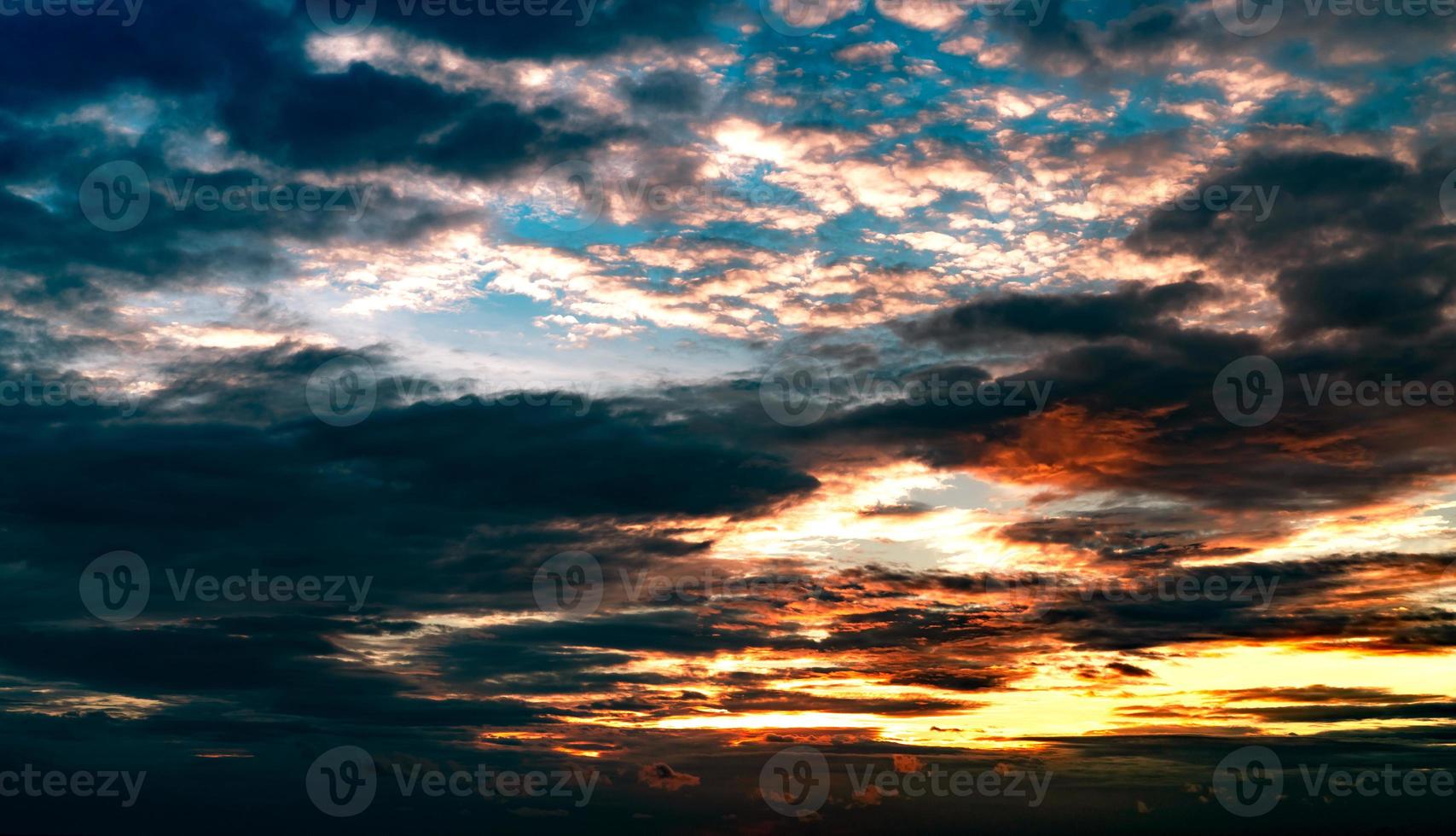 hermoso cielo al atardecer. cielo naranja, azul y blanco. colorido atardecer. imagen artística del cielo al atardecer. puesta de sol y nubes para el fondo de inspiración. fondo de la naturaleza. concepto pacífico y tranquilo. foto