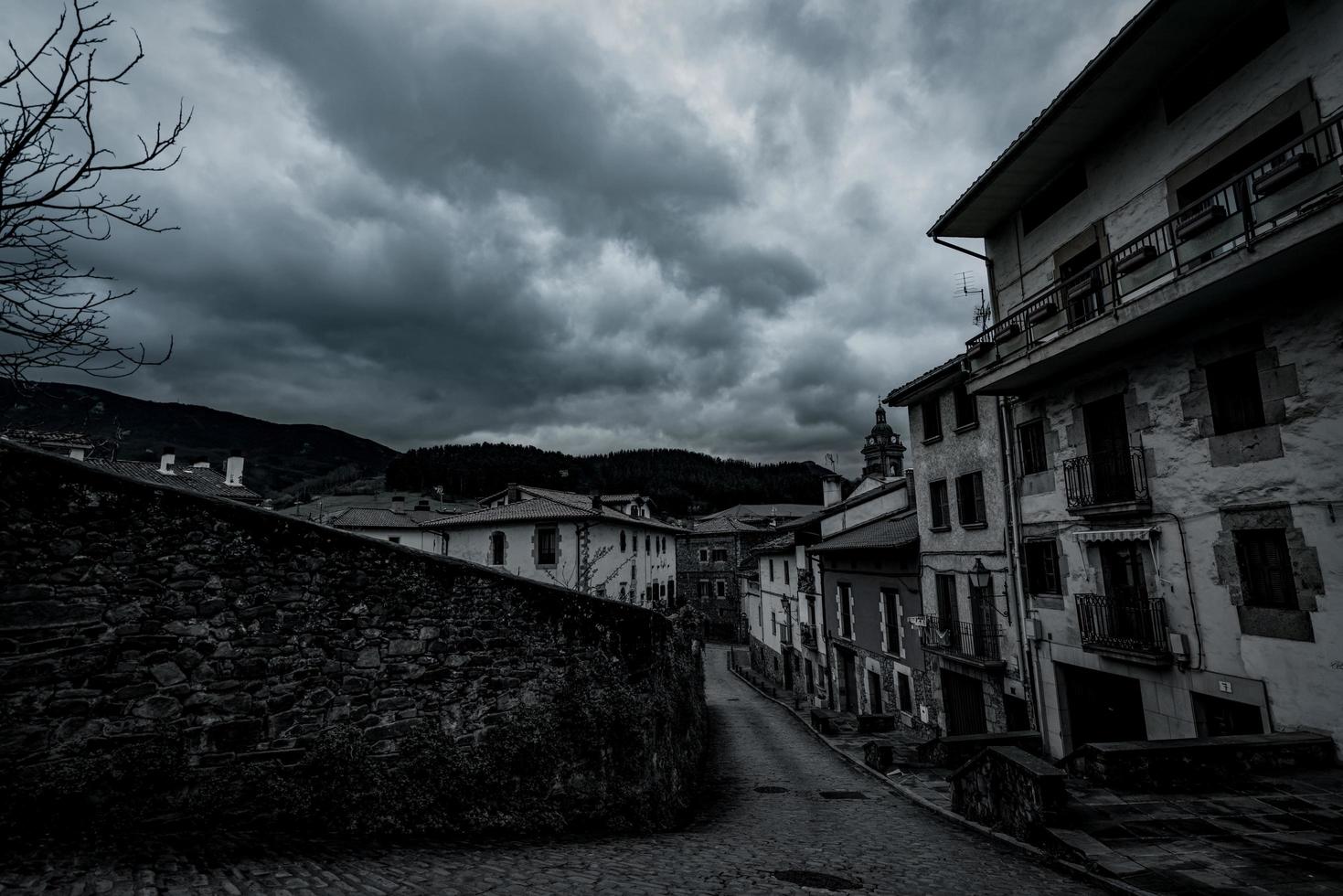 ciudad desierta en europa. calle vacía. casco antiguo con cielo gris y nubes. no hay gente fuera de casa. turismo europeo afectado por el concepto de brote de covid-19. política de autocuarentena. edificio antiguo en la ciudad de españa foto