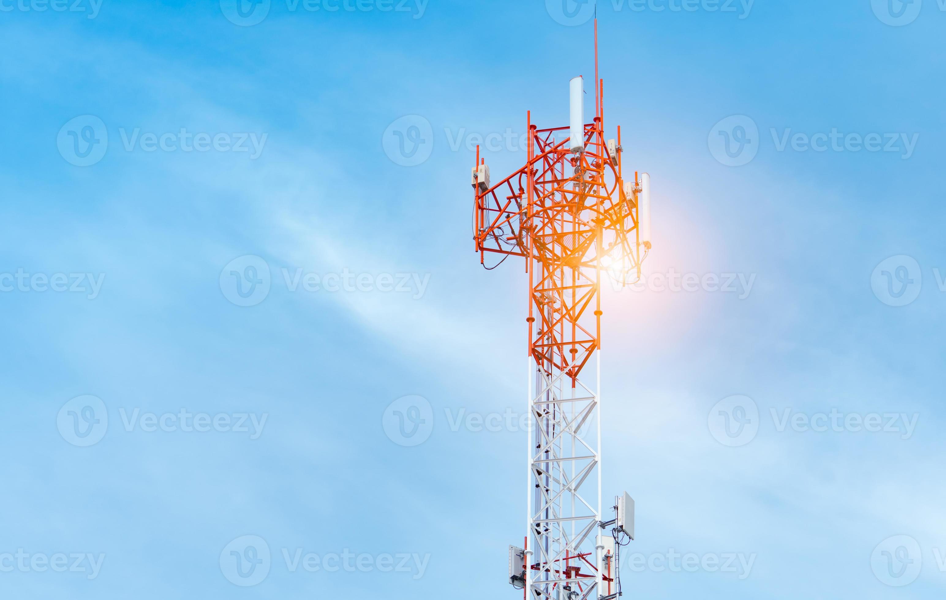 torre de telecomunicaciones con fondo de cielo azul y nubes blancas. antena  en el cielo azul. poste de radio y satélite. tecnología de la comunicación.  industria de las telecomunicaciones Red móvil o de telecomunicaciones 4g.  7774319 Foto de stock en