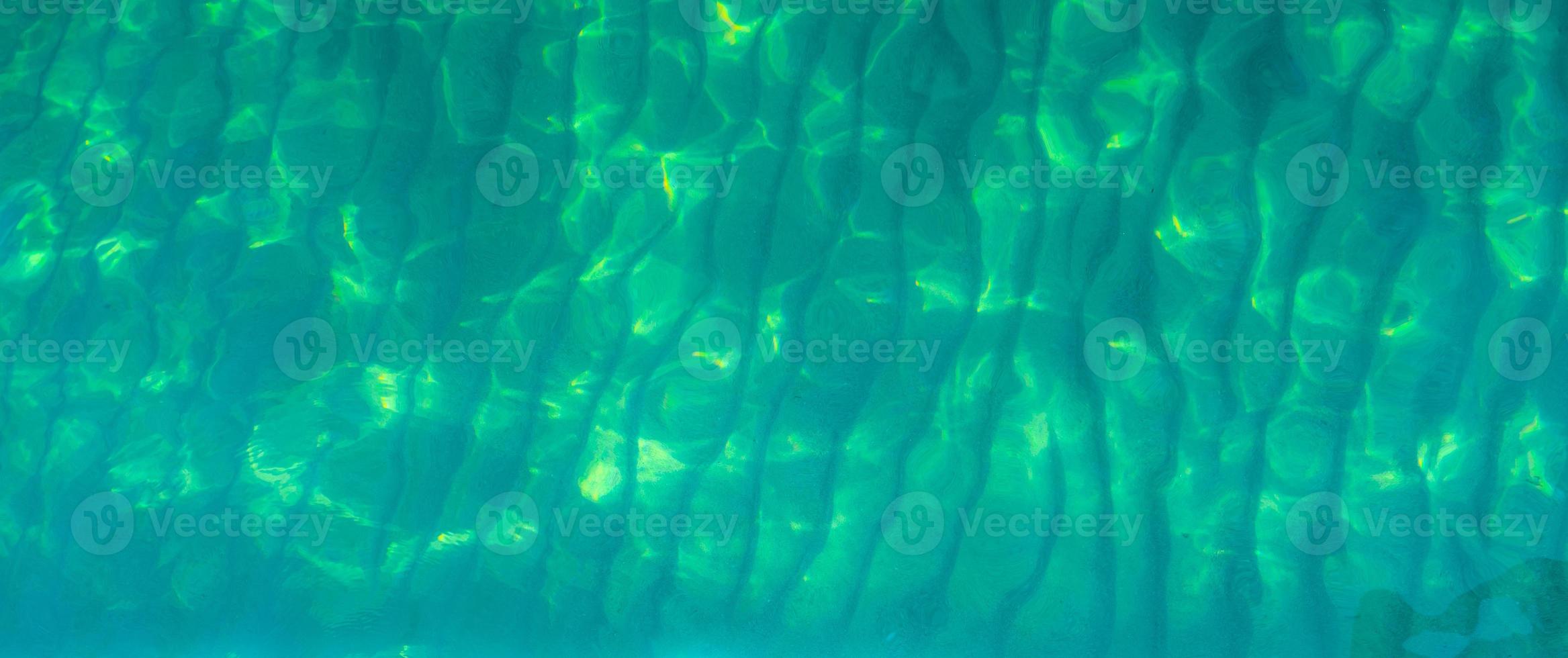 Fondo de textura abstracta verde de agua de mar verde esmeralda. vista superior del agua de mar verde con un patrón único. fondo verde superficie de onda de agua de mar en la costa. agua turquesa en mar poco profundo. foto