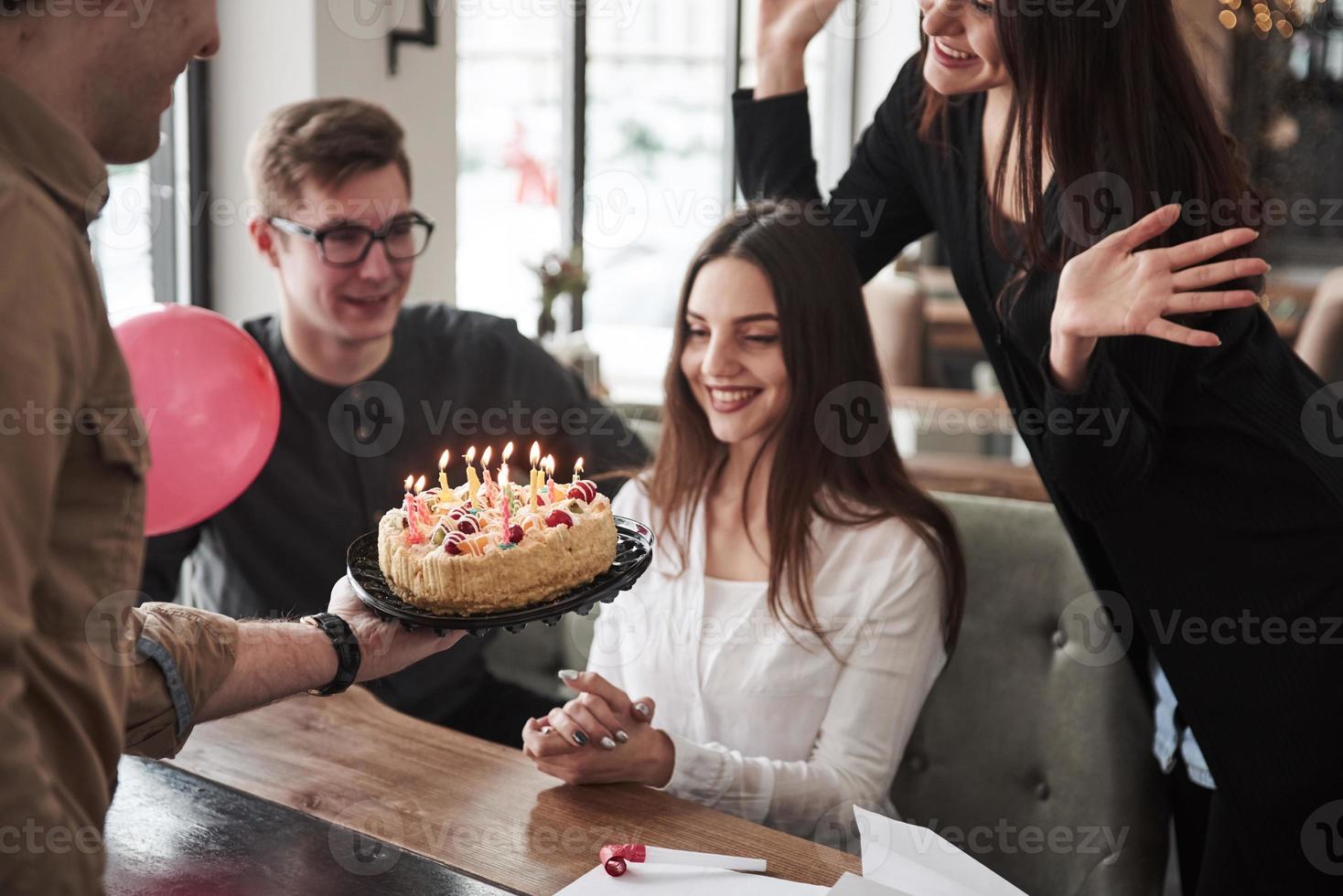 aquí está tu pastel. uno de los empleados tiene cumpleaños hoy. compañeros de trabajo amistosos decide hacer una sorpresa para ella foto