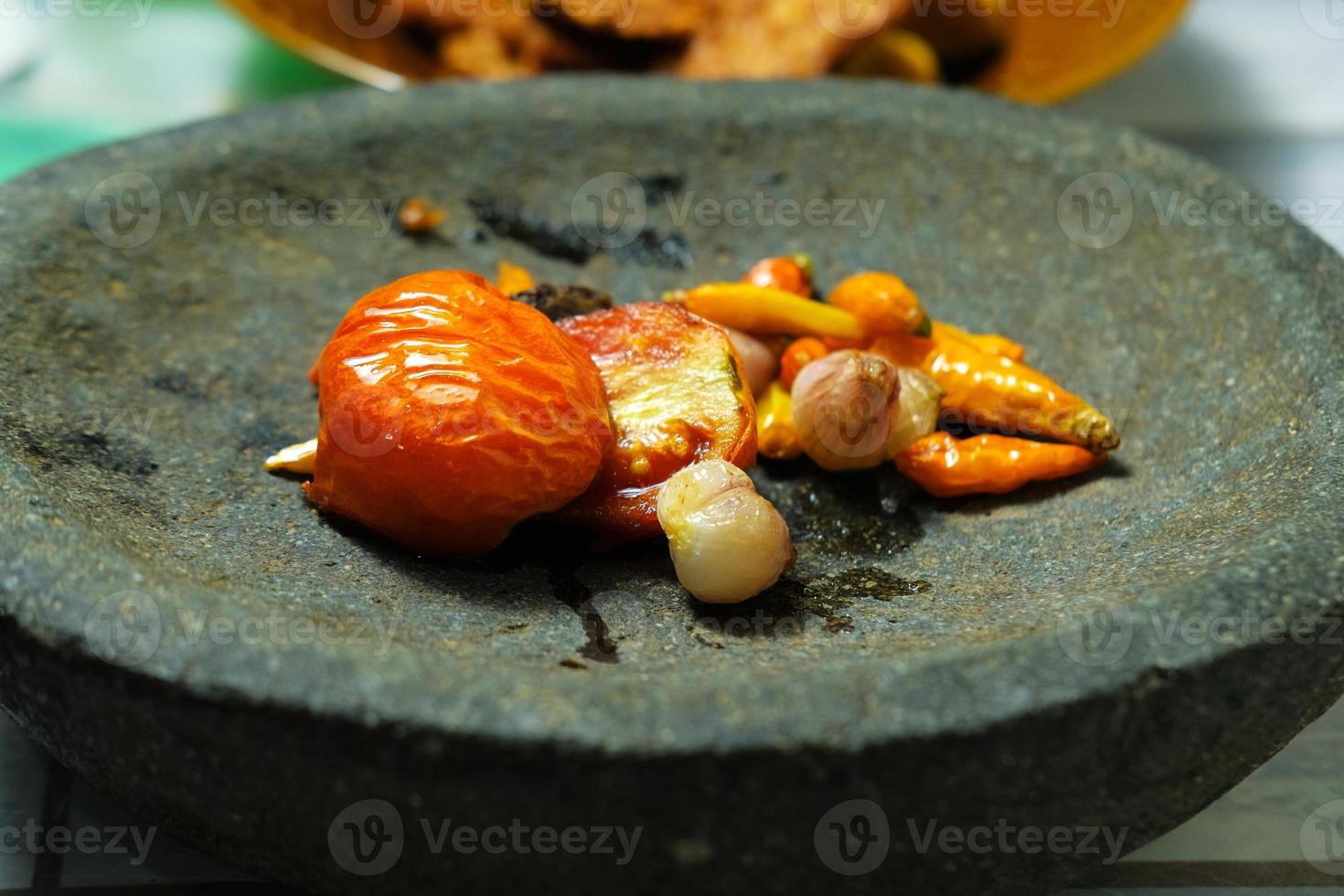 los ingredientes para hacer la pasta de chile consisten en tomates, chiles y chalotes. comida tradicional foto