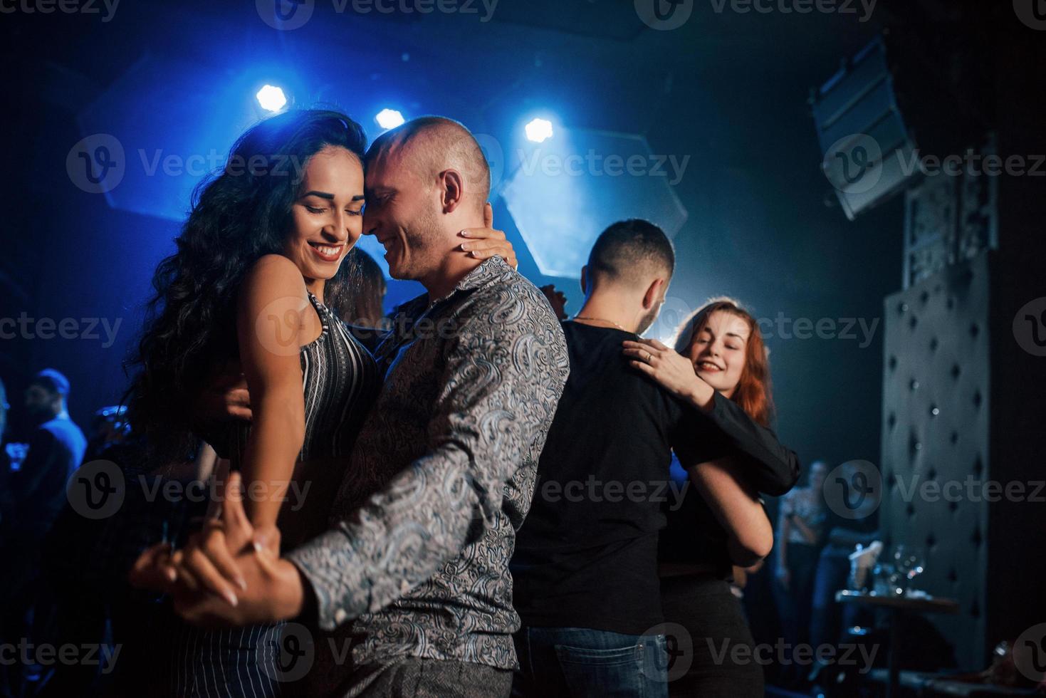 pareja bailando por la noche en el club. disfrutando de la música y el uno del otro foto