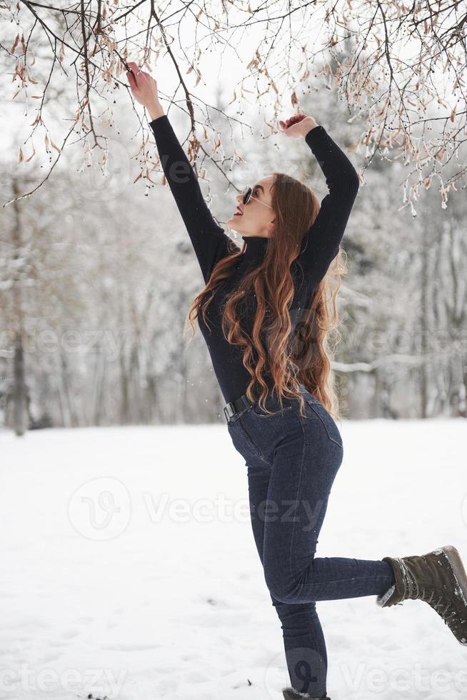 Mujer De Cabello Largo Con Gafas De Sol Divirtiéndose En El Medio De Nieve  Cerca Foto de archivo - Imagen de navidad, anquilosado: 271201718