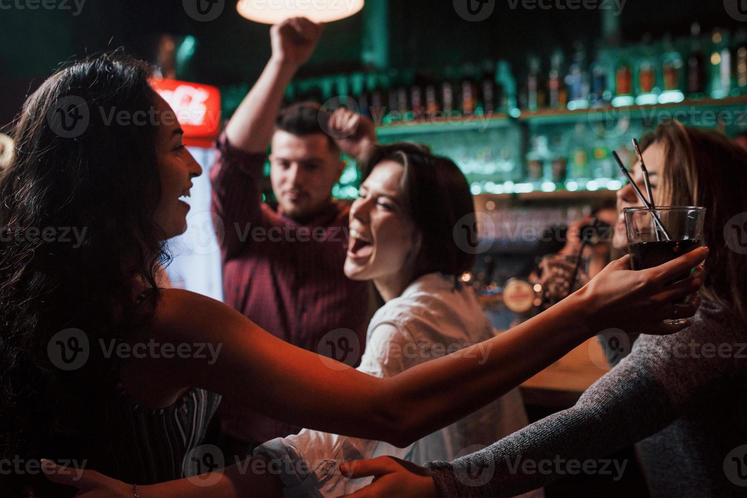 todos quieren abrazar a esa chica. hermosos jóvenes tienen fiesta junto con alcohol en la discoteca foto