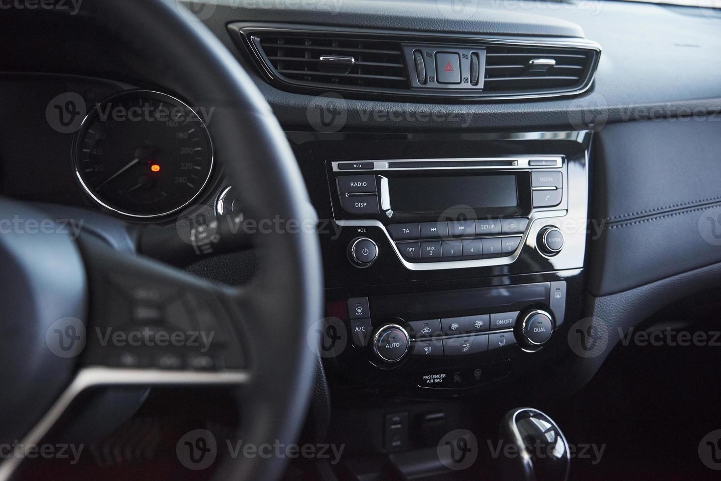 panel con elementos digitales. parte delantera del nuevo coche moderno y caro que capturó el interior foto