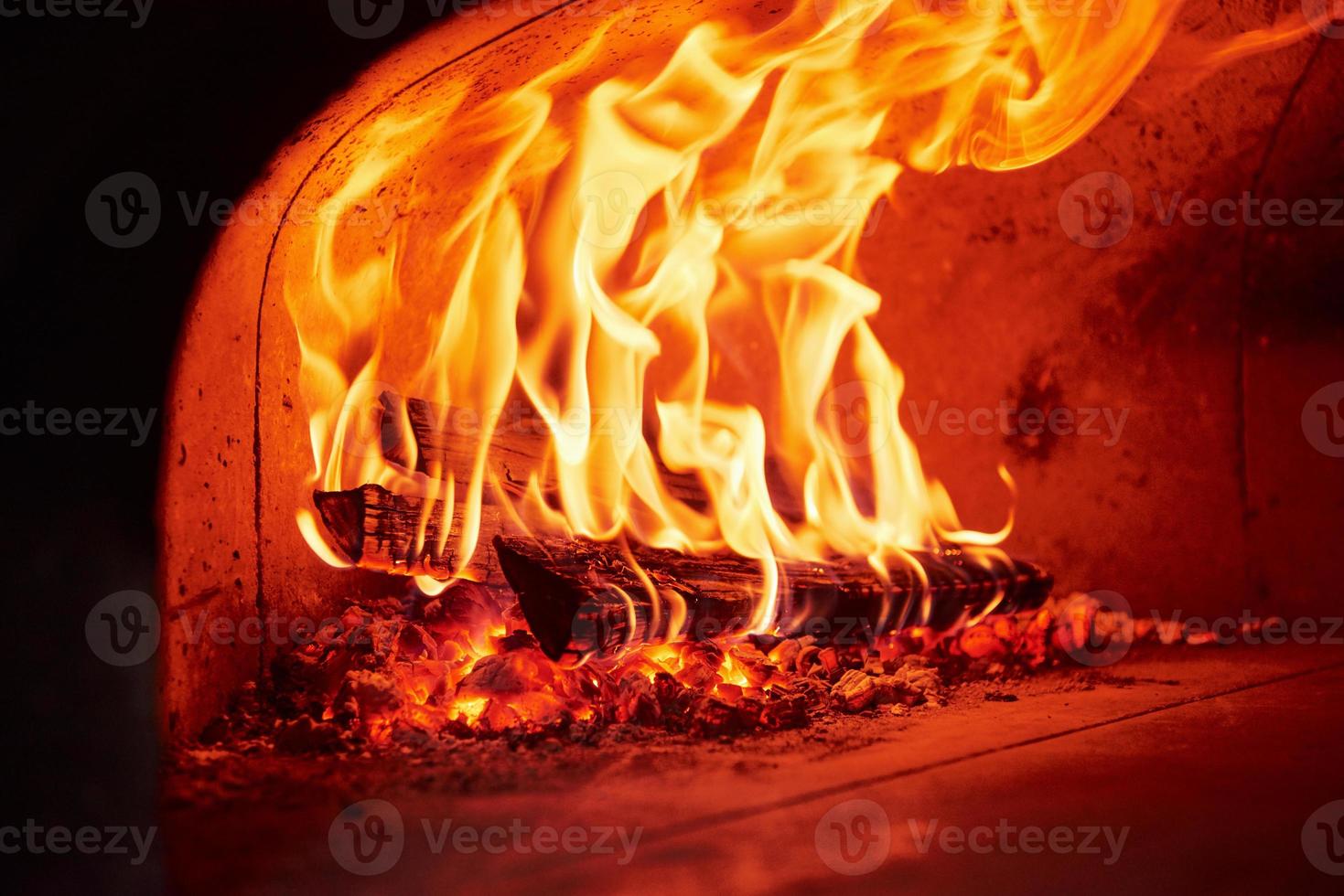 vista detallada. fuego ardiendo en el horno. vista de cerca de la madera en llamas foto