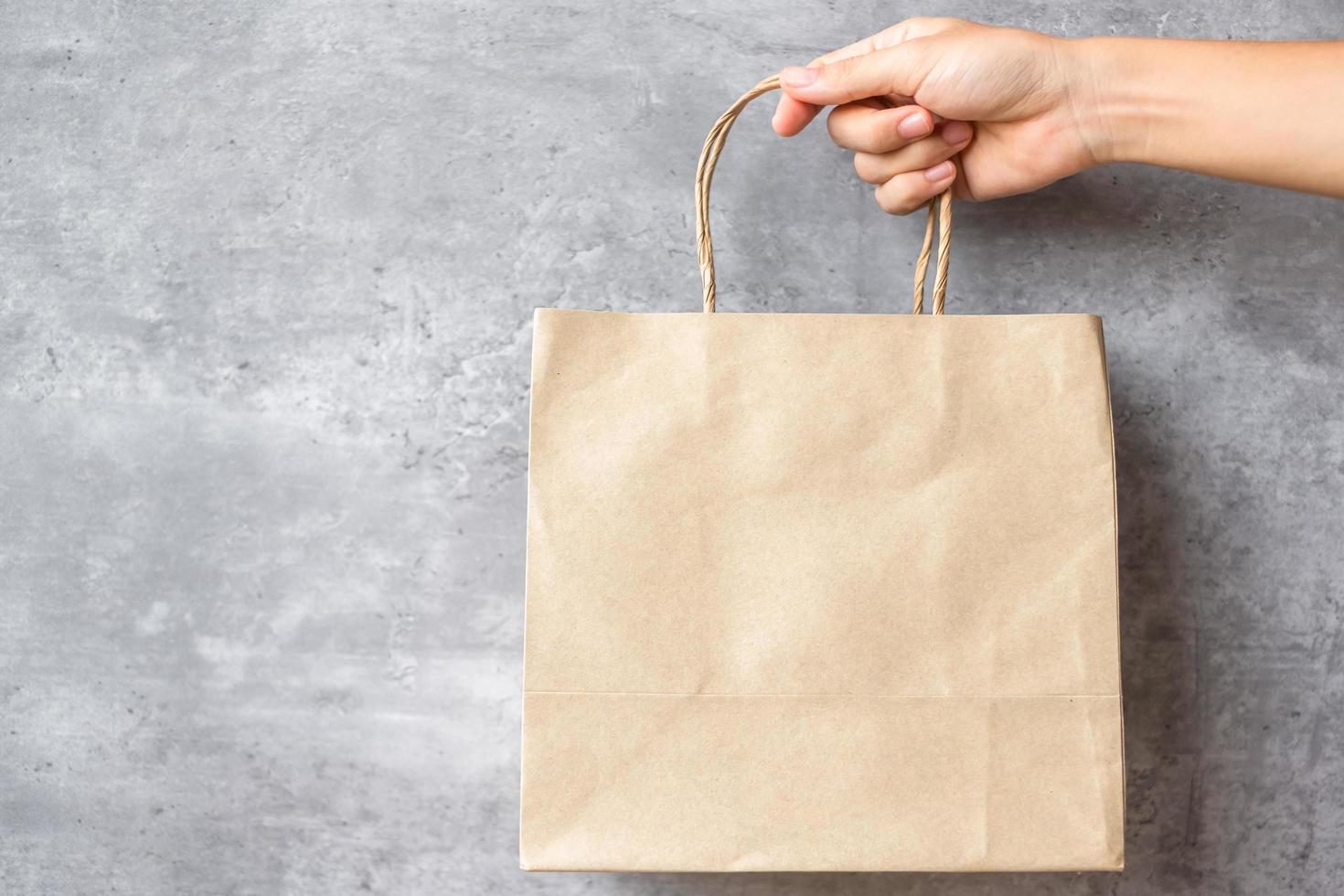 bolsa de compras ecológica en el fondo de la pared. recipiente natural. cero desperdicio, contaminación, día de la tierra, plástico gratis, concepto del día mundial del medio ambiente foto