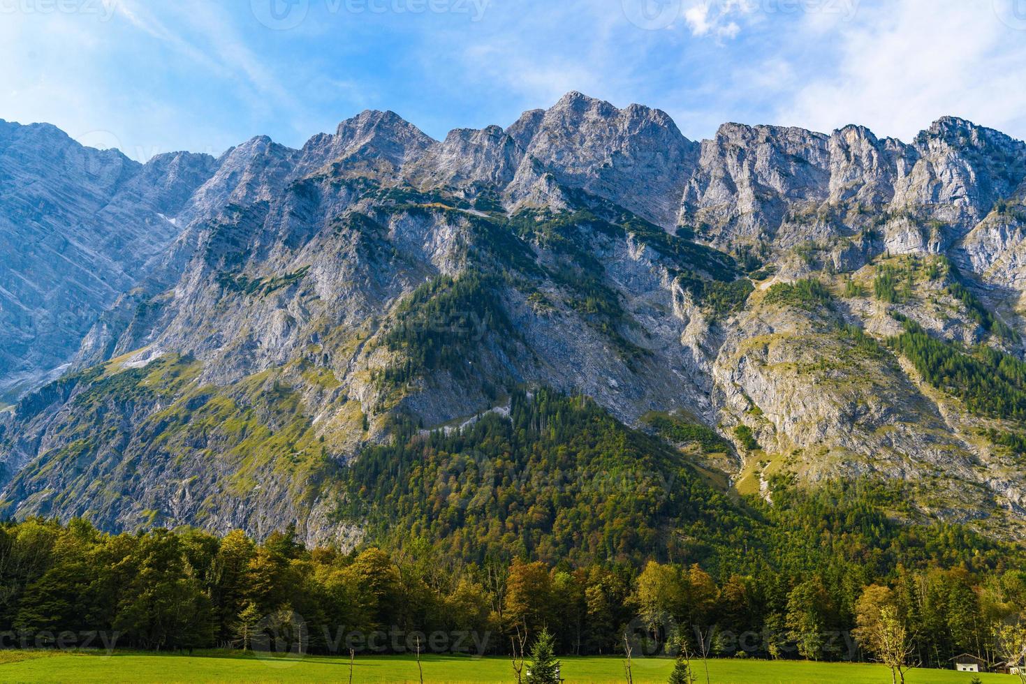 montañas de los alpes cubiertas de bosque, koenigssee, konigsee, parque nacional de berchtesgaden, baviera, alemania foto