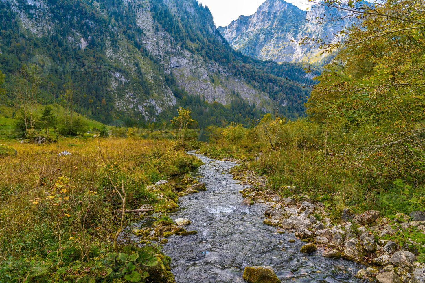 río de montaña creek en koenigssee, konigsee, parque nacional de berchtesgaden, baviera, alemania. foto