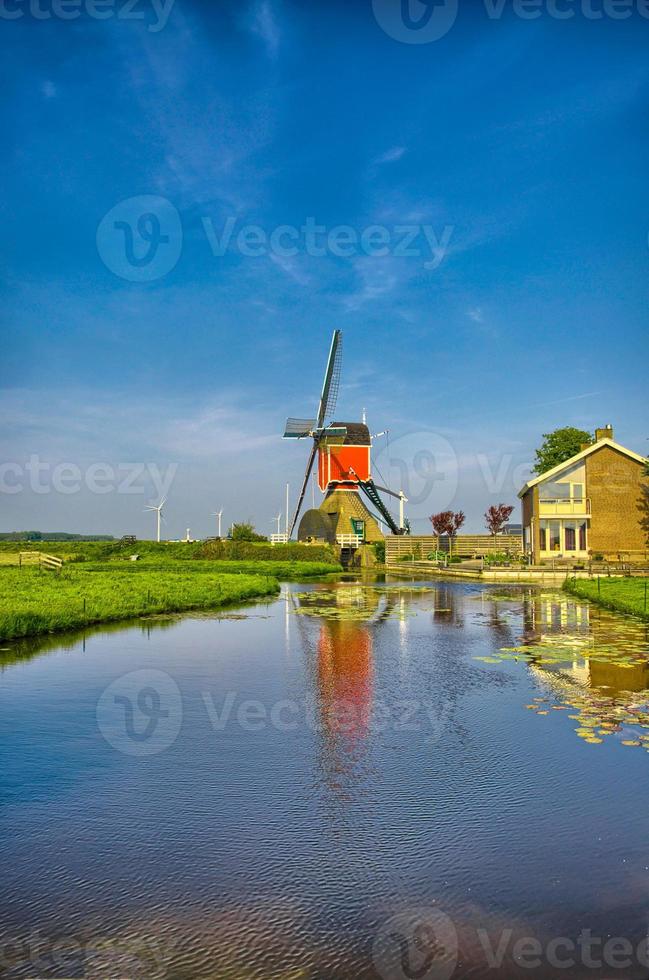 molinos de viento y canal de agua en kinderdijk, holanda o países bajos. foto