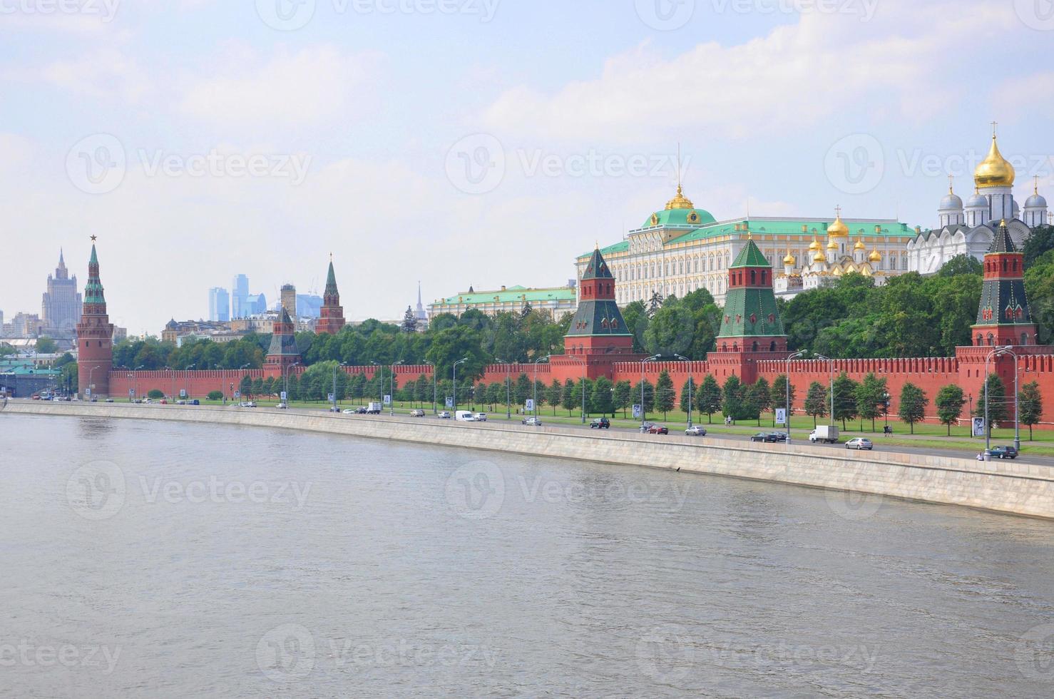 una vista al kremlin desde el río moscú, moscú, rusia foto