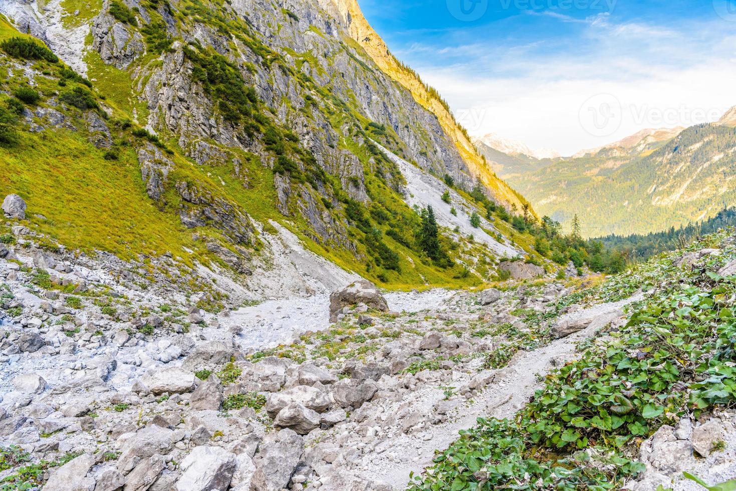 valle de las montañas cerca de koenigssee, konigsee, parque nacional de berchtesgaden, baviera, alemania. foto