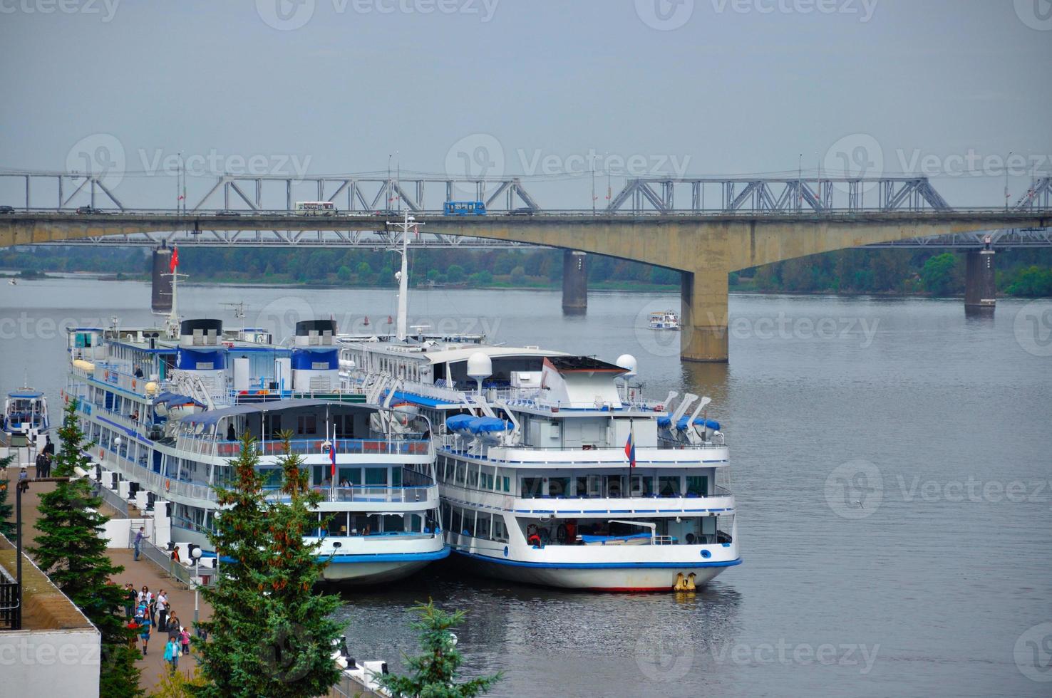 barcos a motor en el río volga, yaroslavl, rusia foto