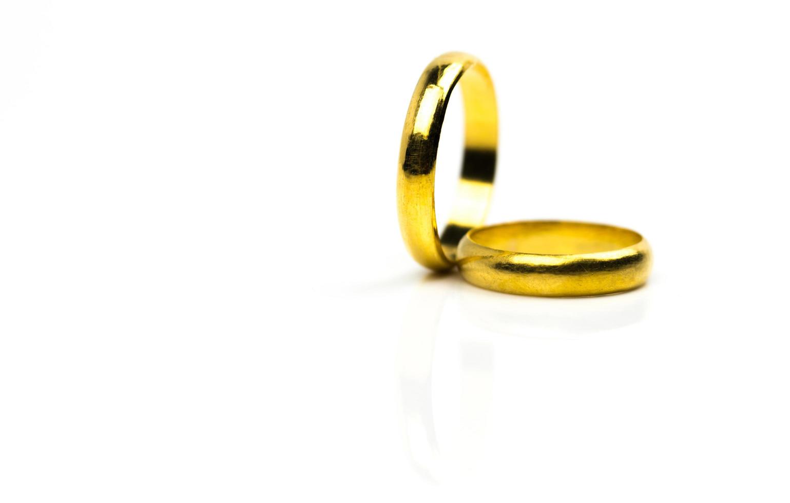 dos anillos de boda dorados aislados en fondo blanco con espacio de copia, simplemente agregue su propio texto foto