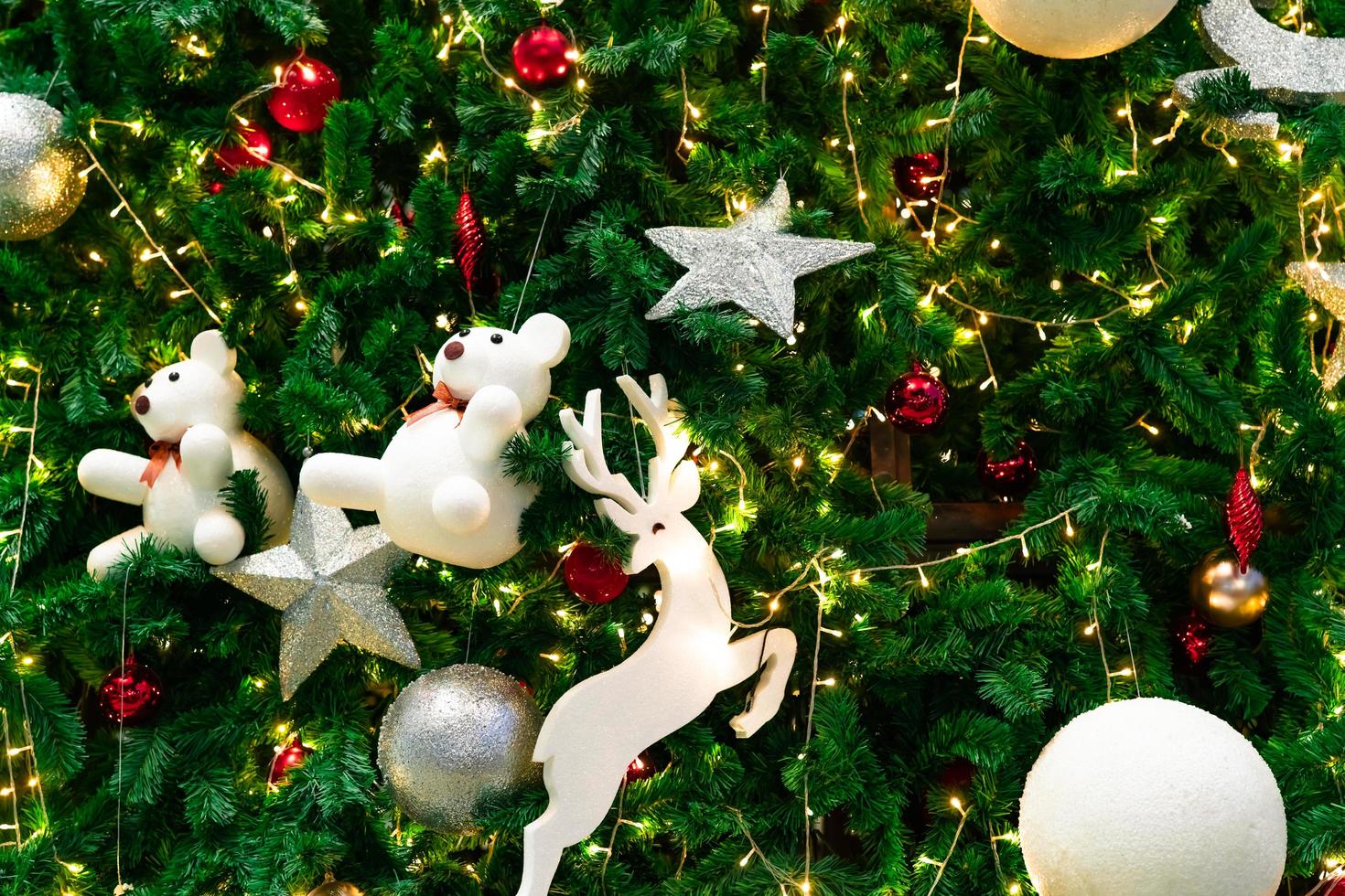 fondo borroso rojo, verde y dorado del árbol de navidad. fondo de navidad. fondo de vacaciones de navidad y feliz año nuevo. hermoso fondo bokeh para el tema navideño. foto