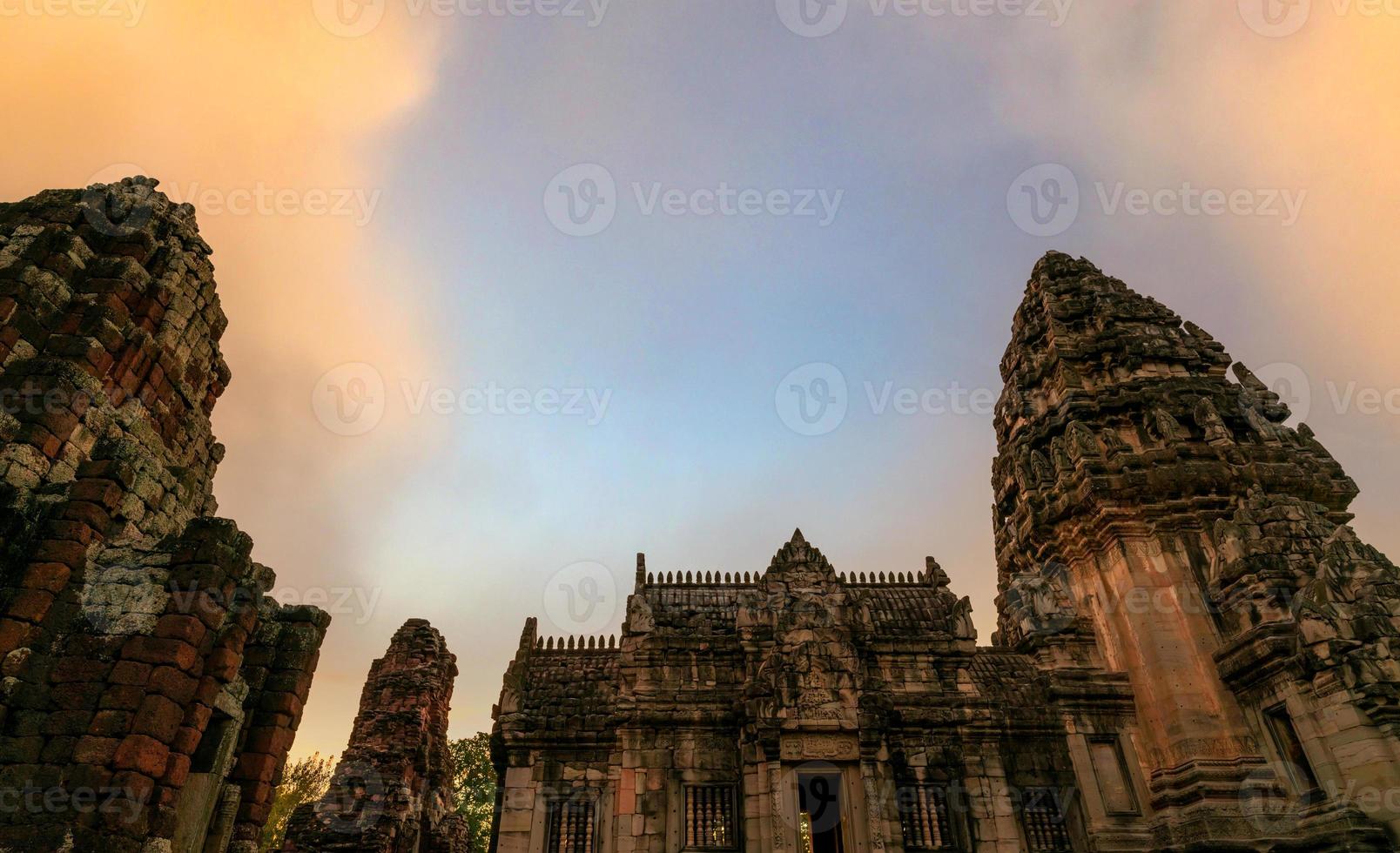 parque histórico phimai con cielo azul. punto de referencia de nakhon ratchasima, tailandia. destinos de viaje. El sitio histórico es antiguo. edificio antiguo. arquitectura clásica del templo khmer. viajes asiáticos. foto