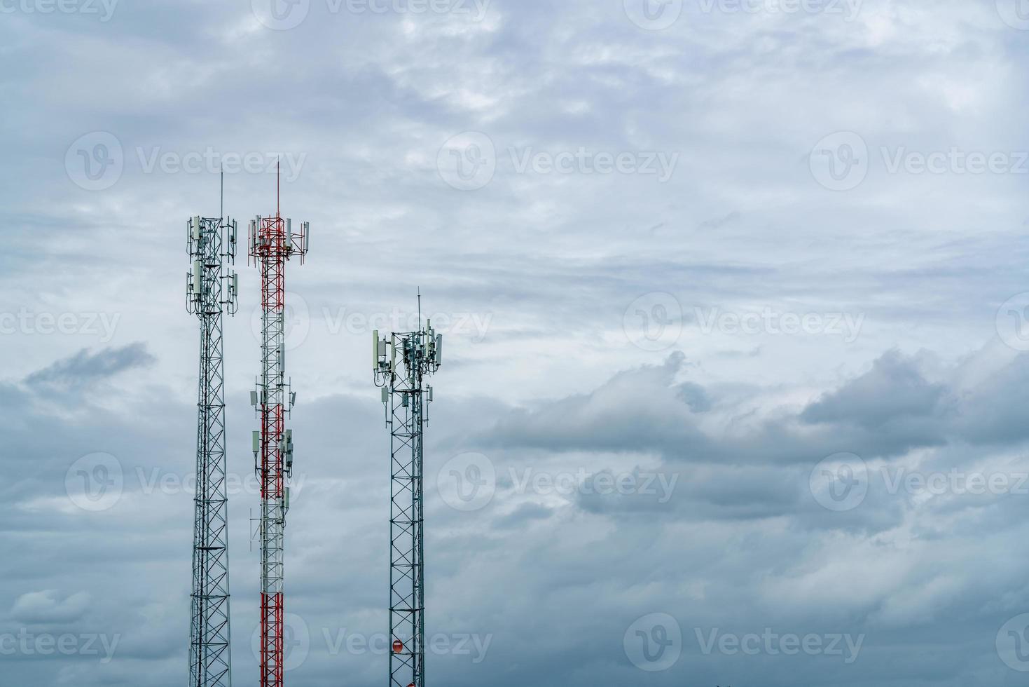 torre de telecomunicaciones con cielo nublado blanco. antena. poste de radio y satélite. tecnología de la comunicación. industria de las telecomunicaciones Red móvil o de telecomunicaciones 5g. industria de las telecomunicaciones foto