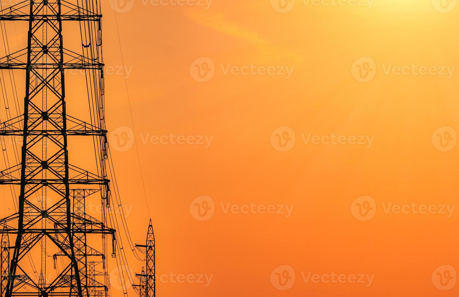 poste eléctrico de alto voltaje y líneas de transmisión por la noche. torres de alta tensión al atardecer. poder y energía. conservación de energía. torre de red de alto voltaje con cable de alambre en la estación de distribución. foto