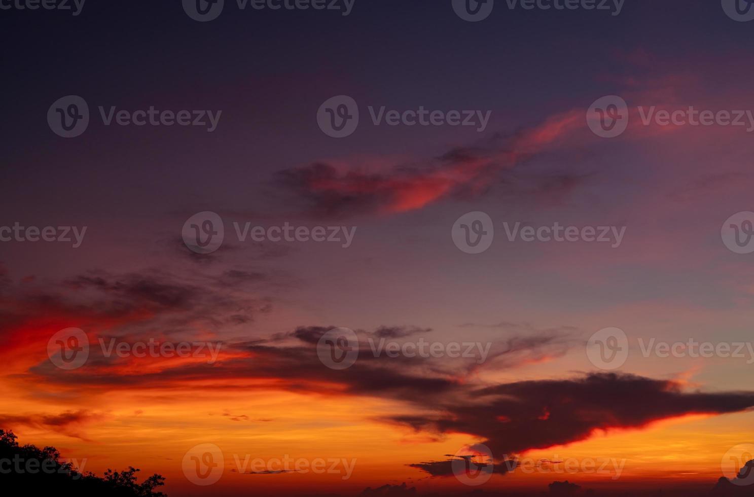 espectacular cielo rojo y naranja y nubes de fondo abstracto. nubes de color rojo anaranjado en el cielo del atardecer. fondo de clima cálido. imagen artística del cielo al atardecer. fondo abstracto al atardecer. concepto de atardecer y amanecer. foto