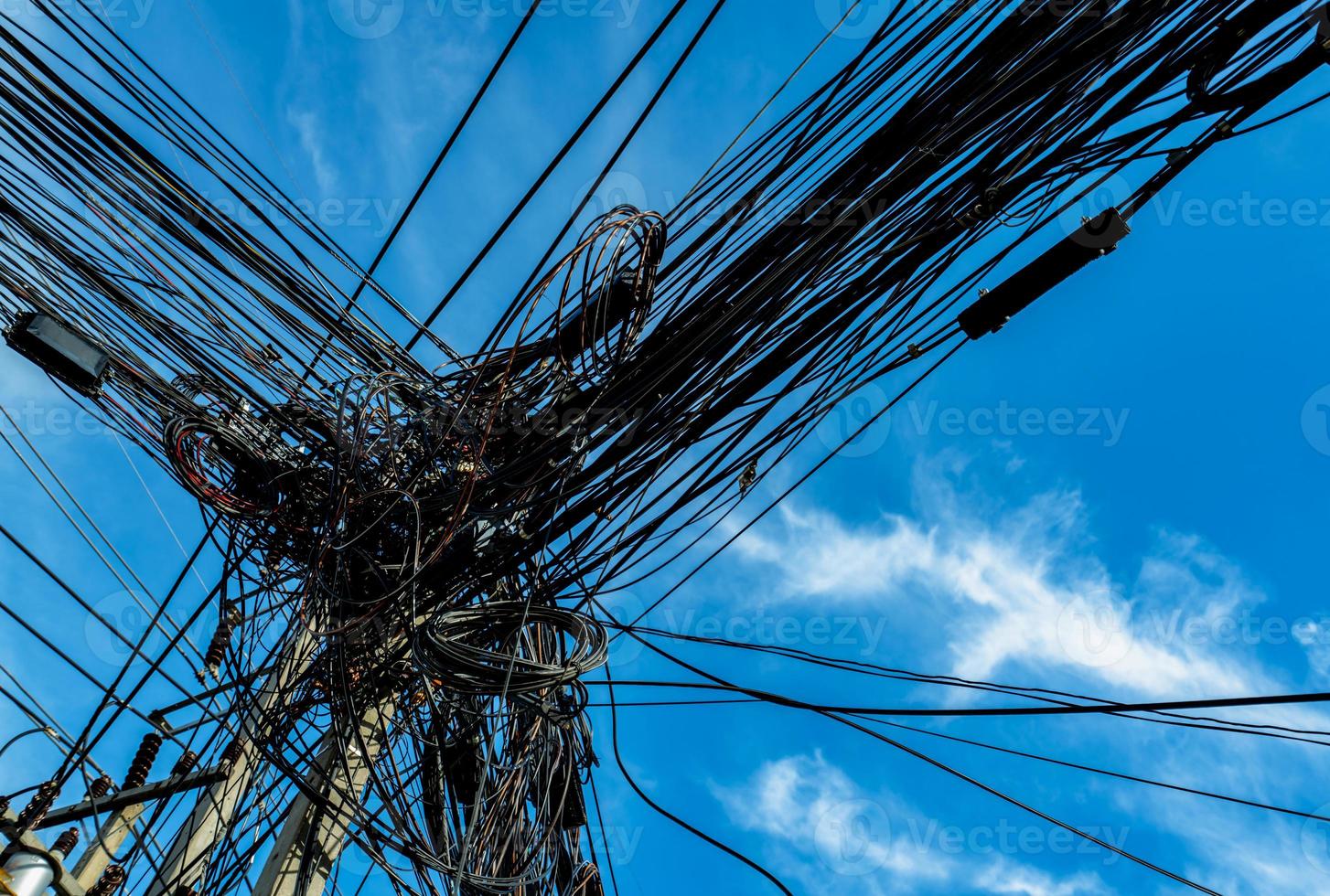 cables eléctricos enredados en poste eléctrico urbano. desorganizado y desordenado para el concepto de gestión de la organización. los cables eléctricos enredados deben tomar cables subterráneos para un hermoso paisaje. foto