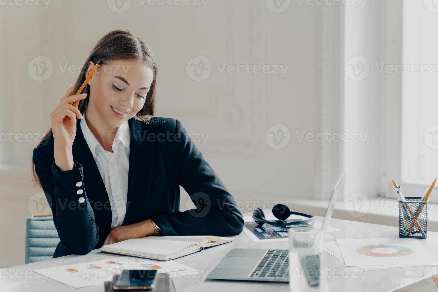 mujer de negocios feliz planeando un día de trabajo en la oficina foto