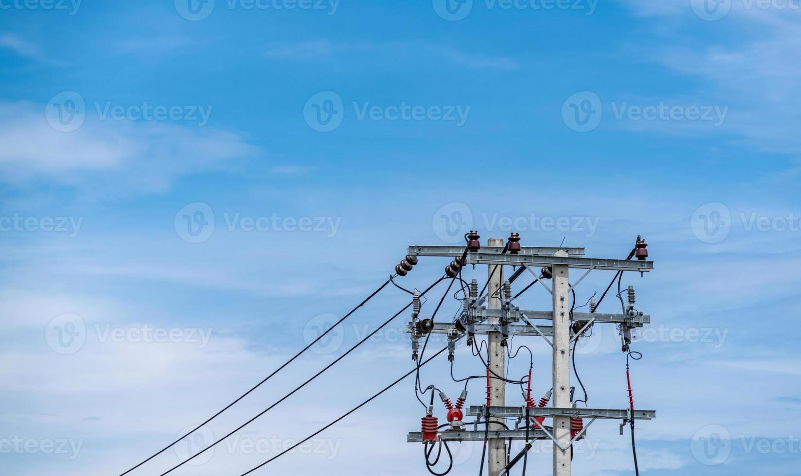 energía eléctrica trifásica para transferencia de energía por redes eléctricas. energía eléctrica para la industria manufacturera de apoyo. postes eléctricos de alto voltaje y líneas de alambre contra el cielo azul y las nubes blancas. foto