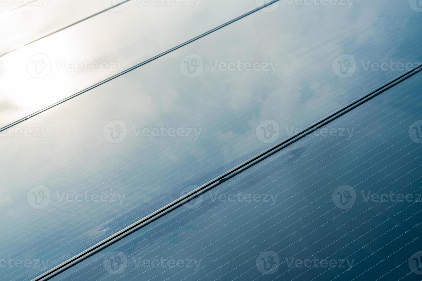 paneles solares o módulo fotovoltaico. energía solar para energía verde. recursos sostenibles. energía renovable. tecnología limpia. Los paneles de células solares utilizan la luz solar como fuente para generar electricidad. foto
