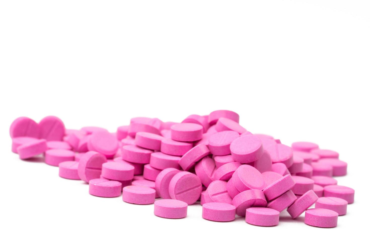 pila de pastillas de warfarina rosa sobre fondo blanco. warfarina para el tratamiento de la trombosis venosa profunda. medicamento anticoagulante. producto de droguería de farmacia. industria farmacéutica. anticoagulación foto