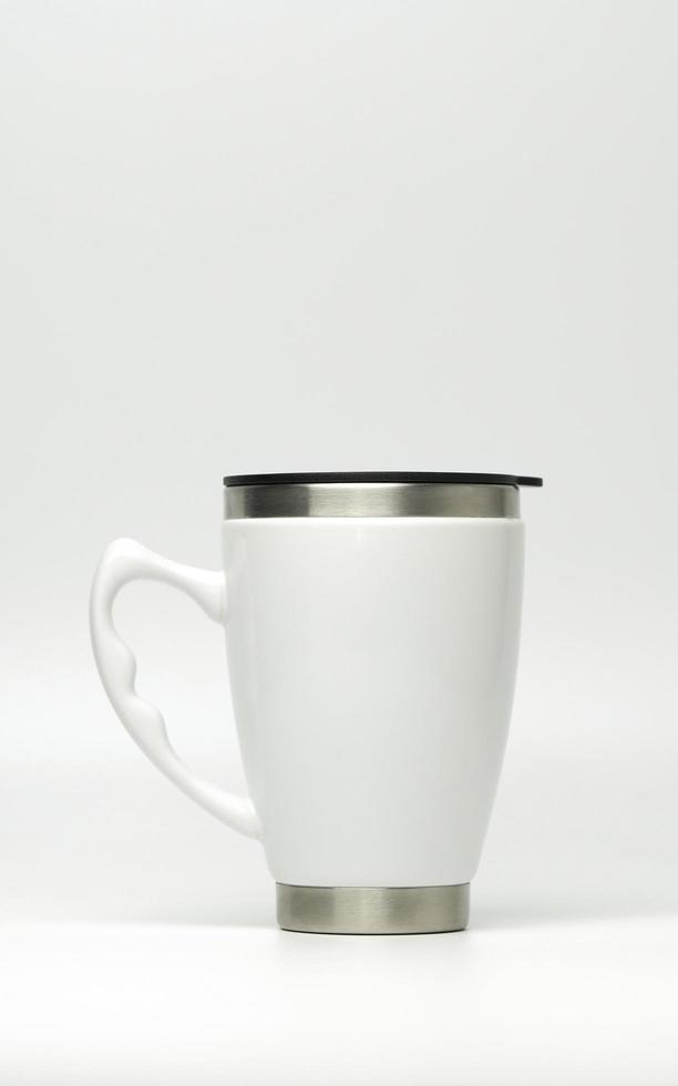 botella termo aislado sobre fondo blanco. Contenedor de taza reutilizable para café o té. vaso termo de viaje. recipiente de bebida aislado. Termo de agua de acero inoxidable blanco. cero desperdicio. foto