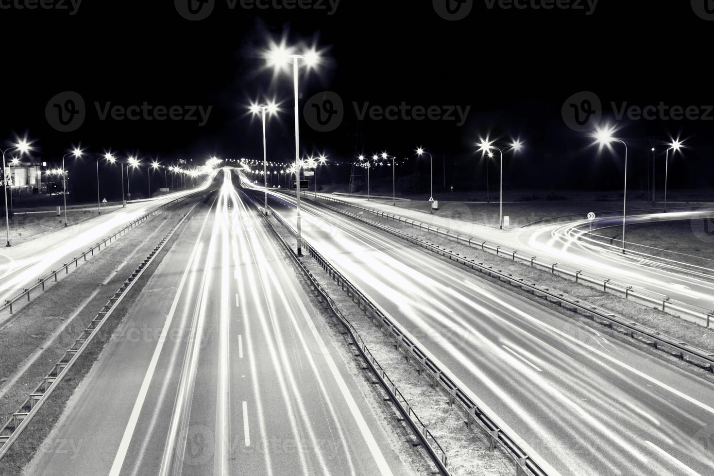 tráfico de la carretera por la noche. luces de los coches en movimiento. transporte, transporte foto