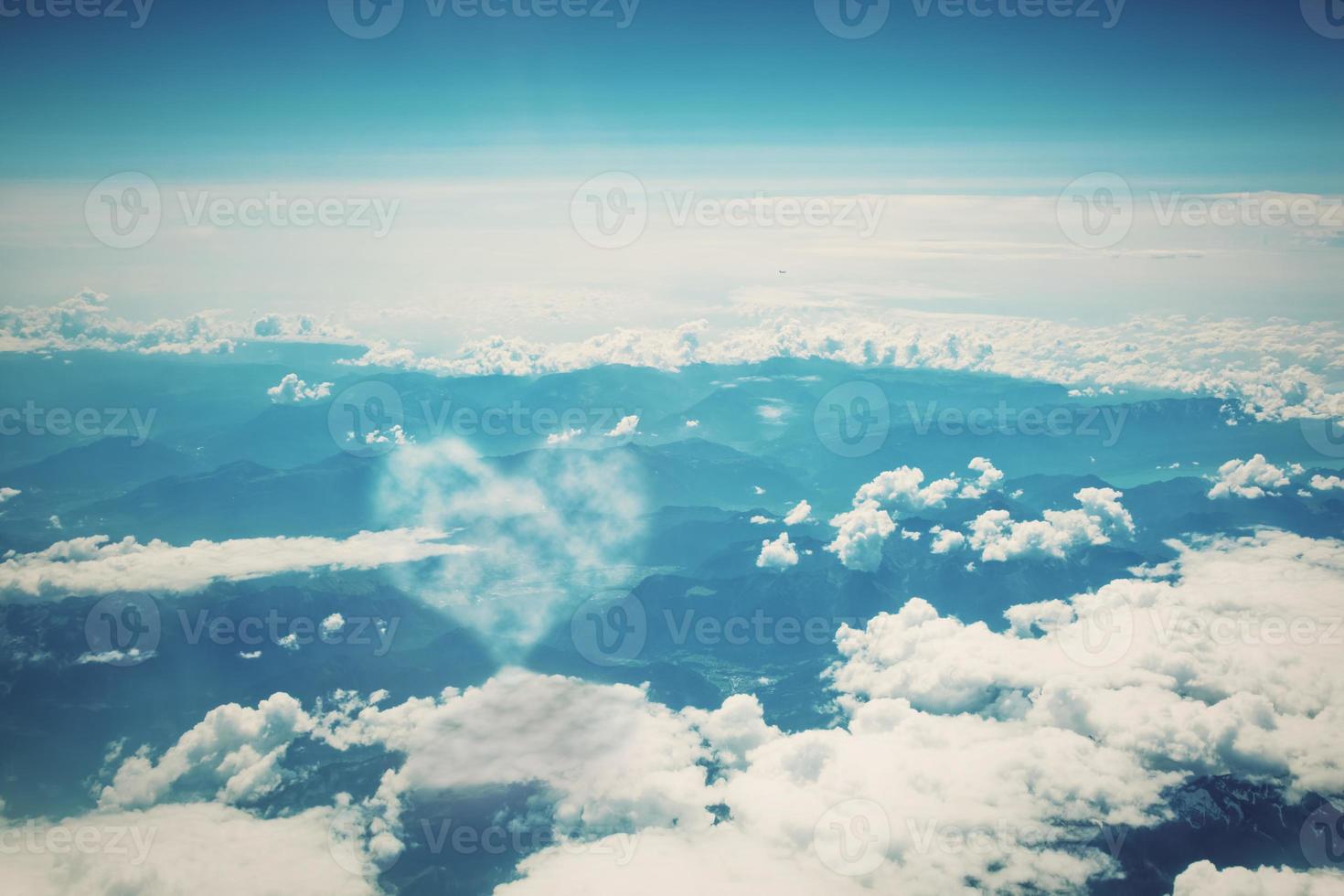 nube en forma de corazón en el cielo azul soleado. foto