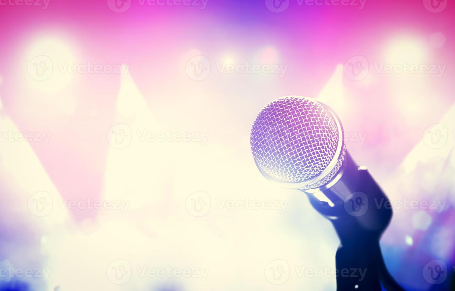 micrófono y luces de escenario de colores brillantes. foto