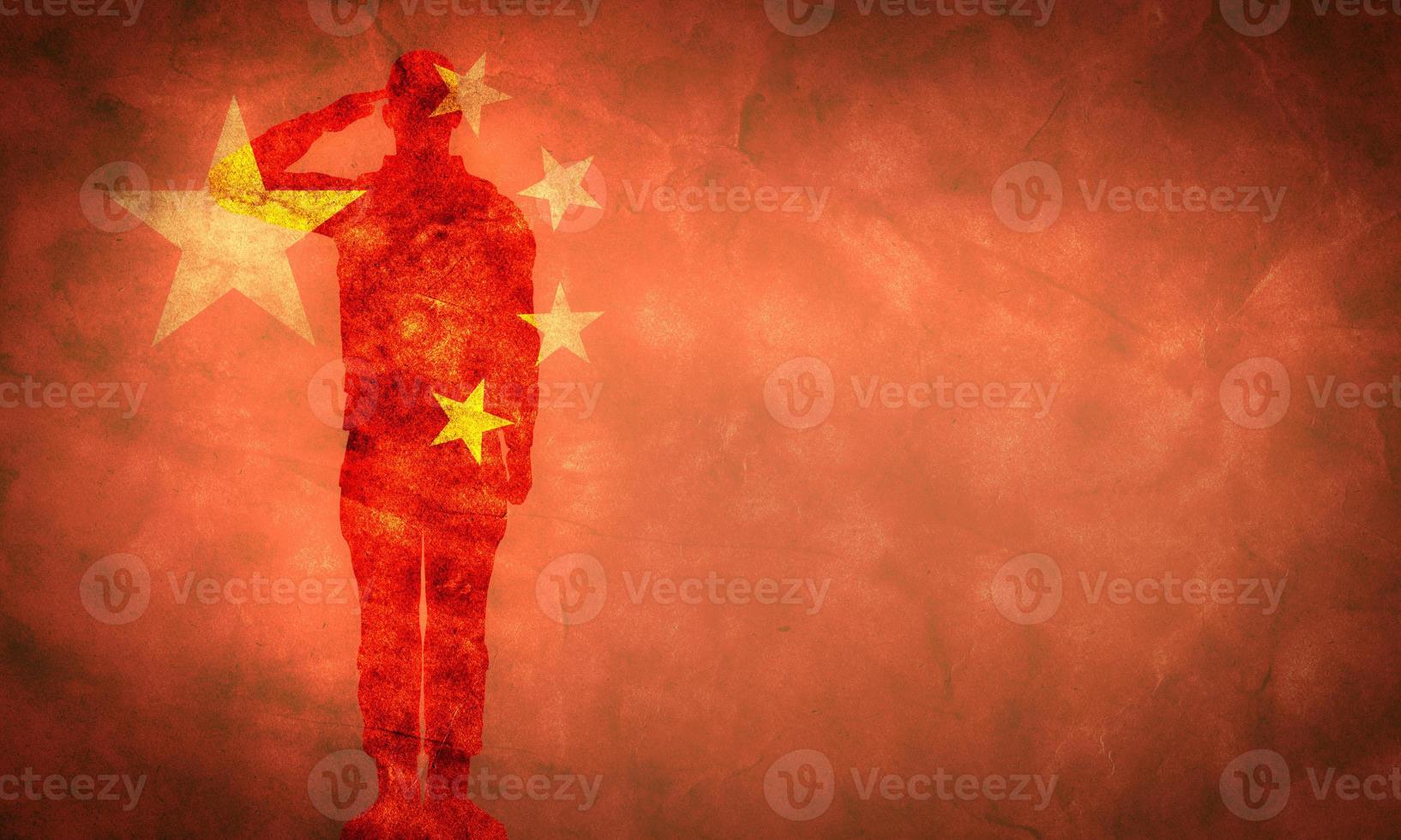 bandera grunge china con silueta de soldado. foto