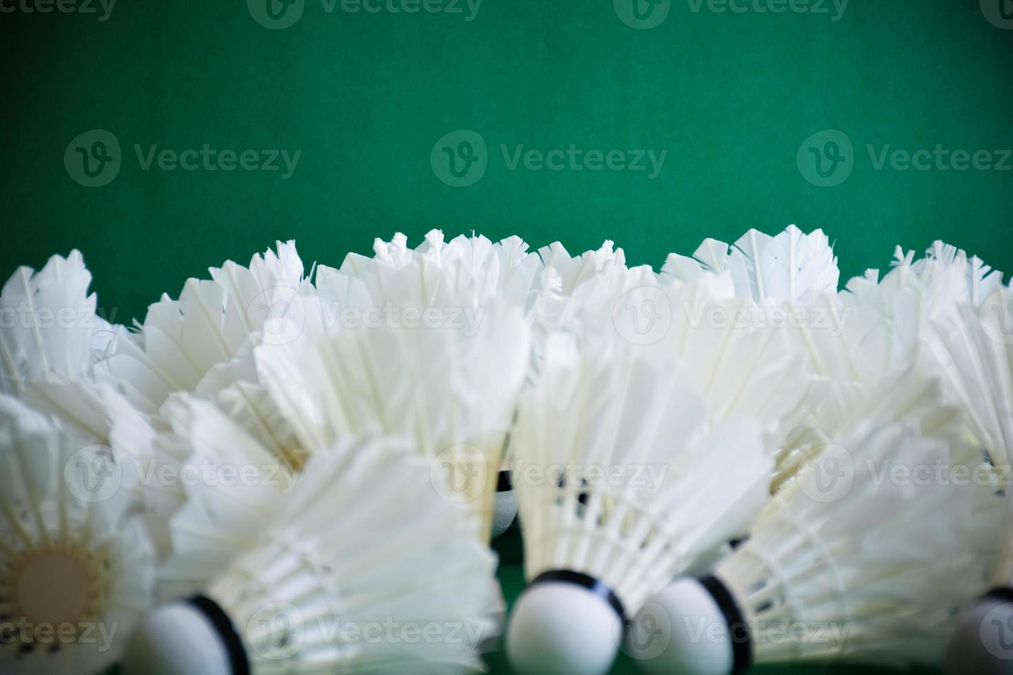 volantes de bádminton usados y viejos sobre fondo verde, enfoque suave y selectivo. foto