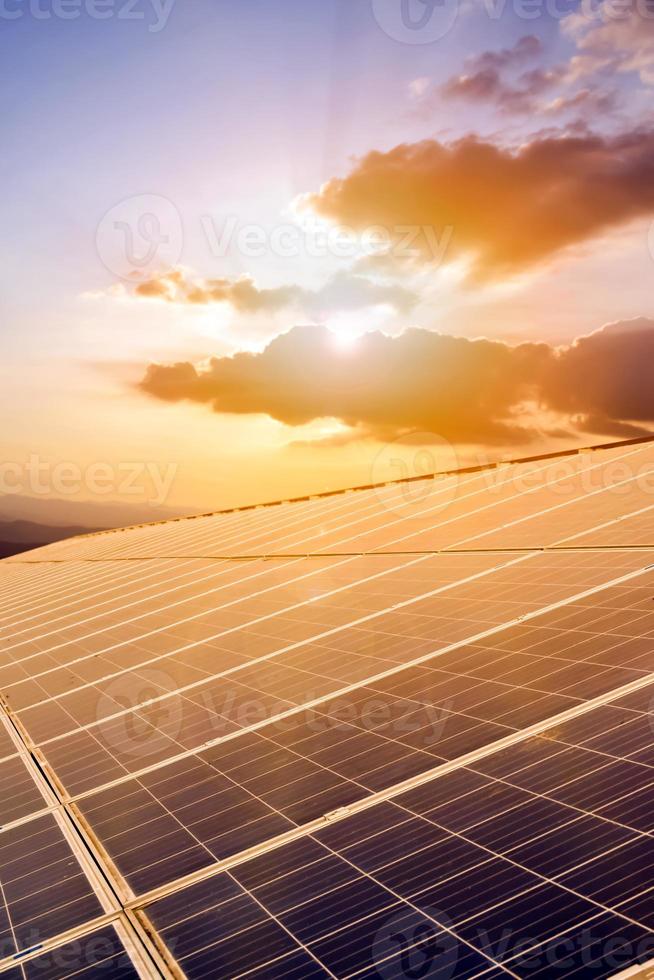 panel fotovoltaico, nueva tecnología para almacenar y utilizar la energía de la naturaleza con la vida humana, la energía sostenible y el concepto de amigo del medio ambiente. foto