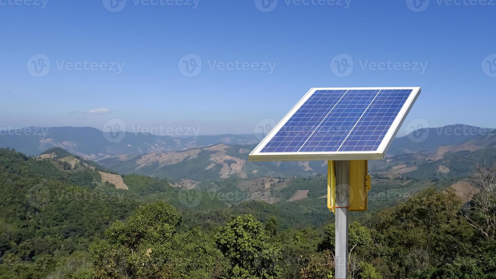 panel fotovoltaico, nueva tecnología para almacenar y utilizar la energía de la naturaleza con la vida humana, la energía sostenible y el concepto de amigo del medio ambiente. foto