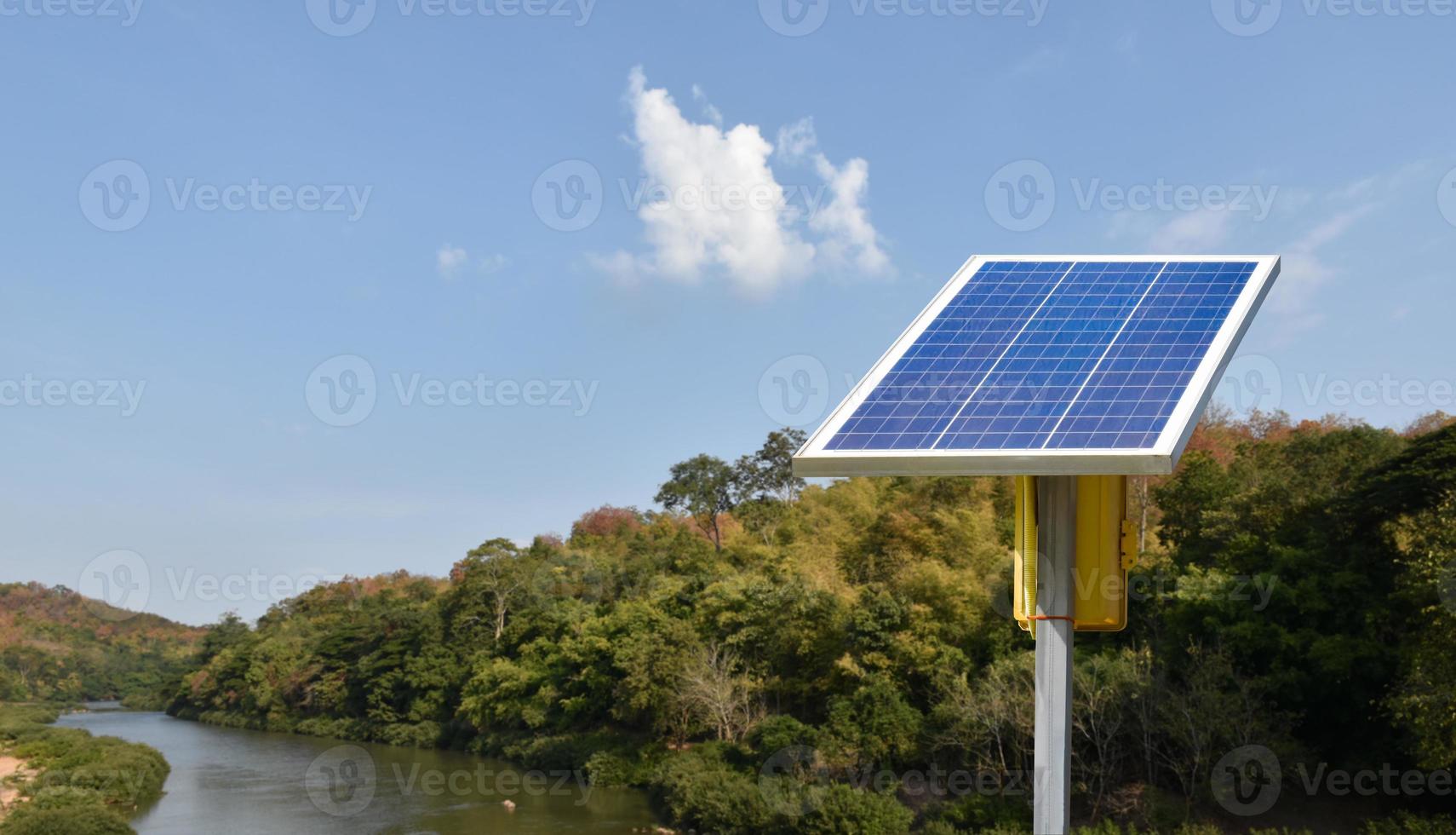 panel fotovoltaico, nueva tecnología para almacenar y utilizar la energía de la naturaleza con la vida humana, la energía sostenible y el concepto de amigo del medio ambiente. foto