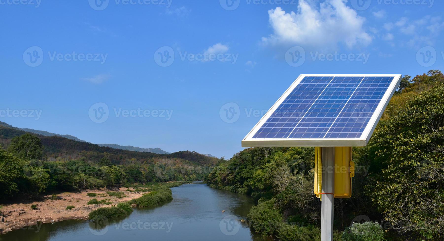 panel fotovoltaico, nueva tecnología para almacenar y utilizar la energía de la naturaleza con la vida humana, la energía sostenible y el concepto de amigo del medio ambiente. foto