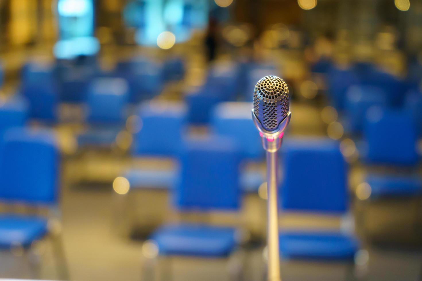 micrófono sobre la reunión del foro de personas de negocios, micrófono en la sala de reuniones en la mesa con enfoque selectivo, micrófono de primer plano para los antecedentes de la presentación del discurso del orador, concepto de capacitación en conferencias foto