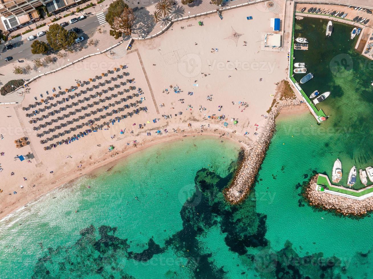 foto aérea de drones de arriba hacia abajo del pequeño puerto tropical del mar esmeralda