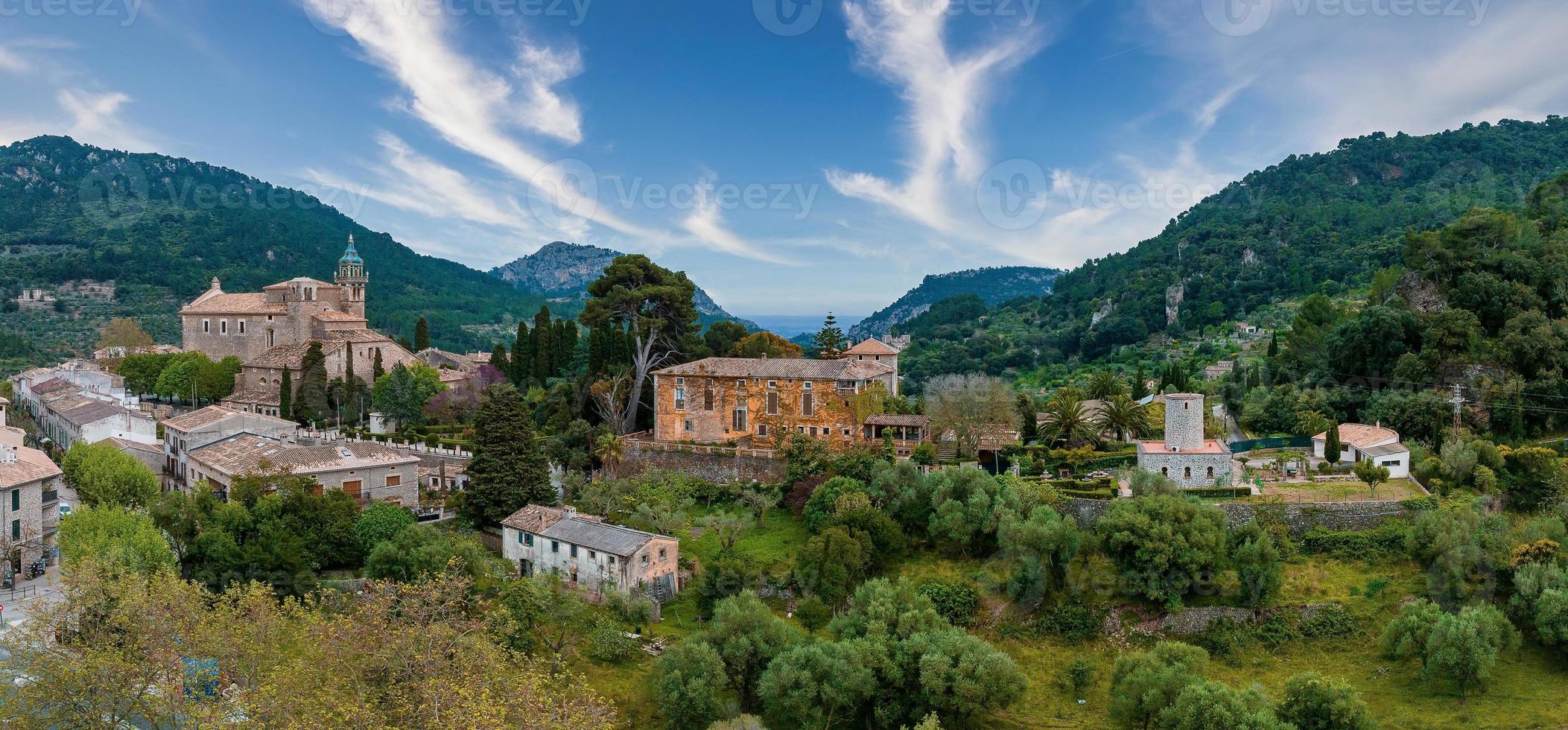 vista panorámica aérea del pueblo de valdemossa en mallorca foto