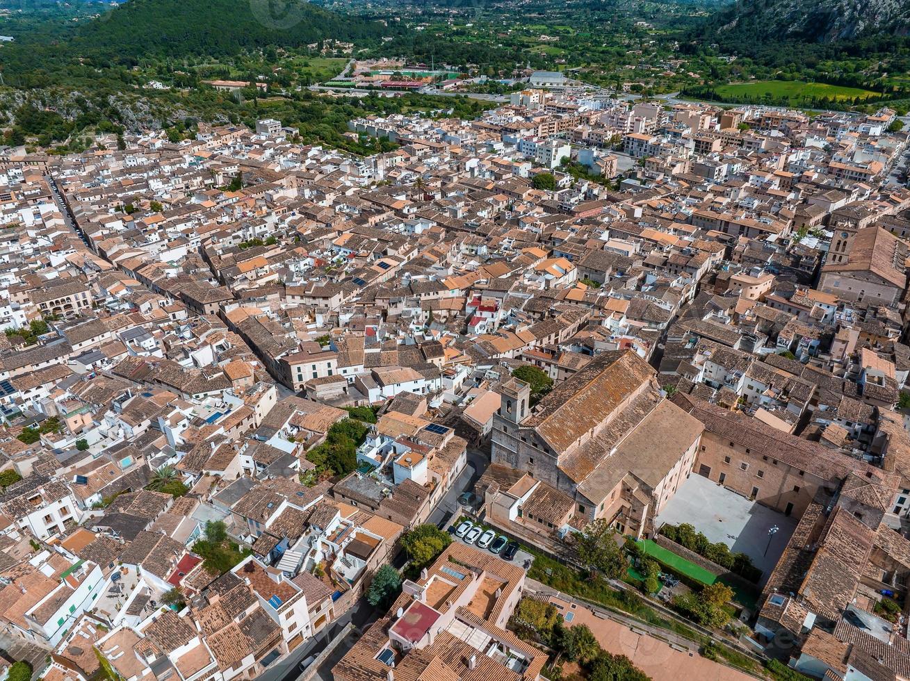 vista aérea de pollença, mallorca, españa. foto