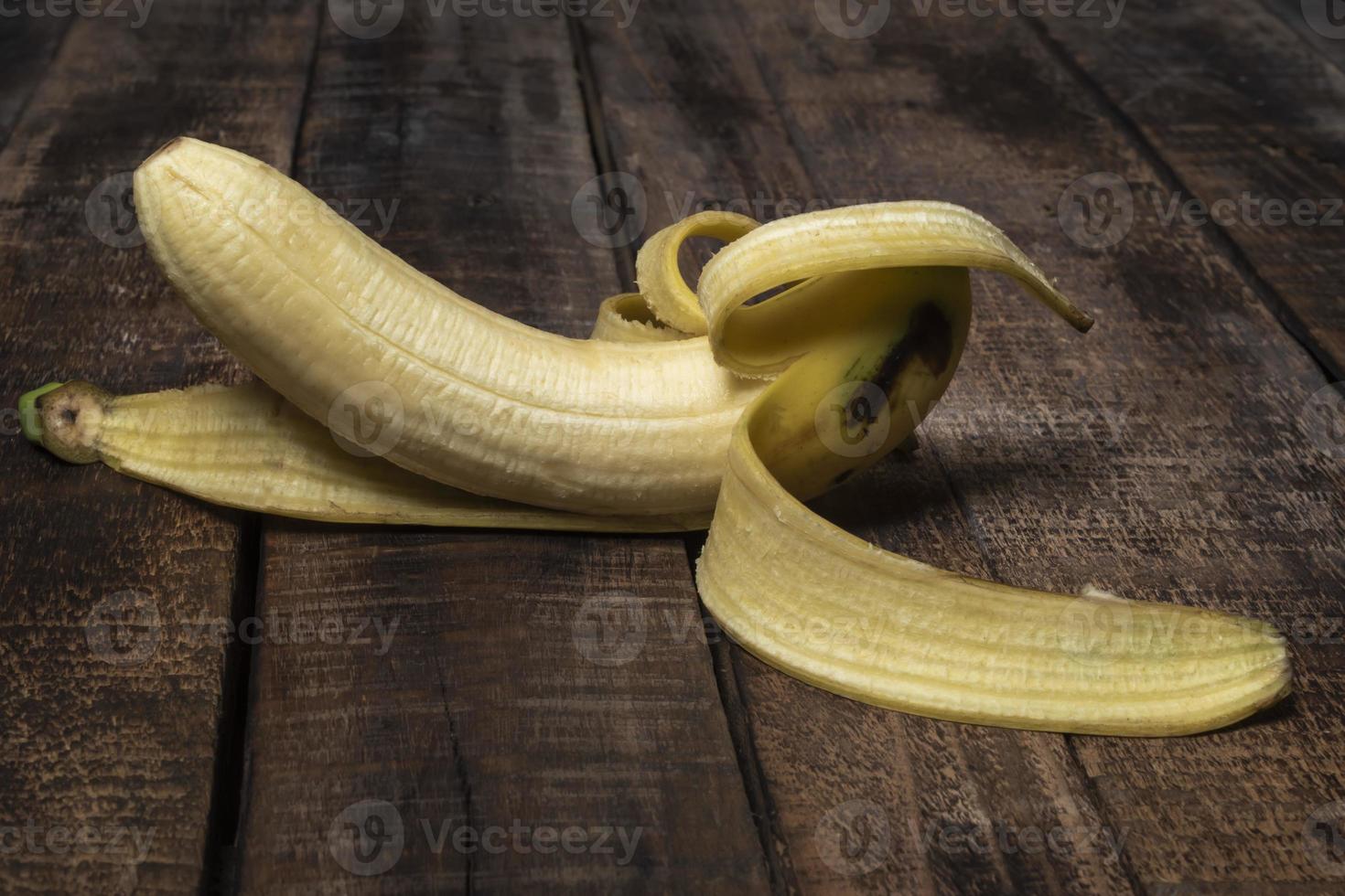 plátano de fruta saludable en la mesa de madera. foto