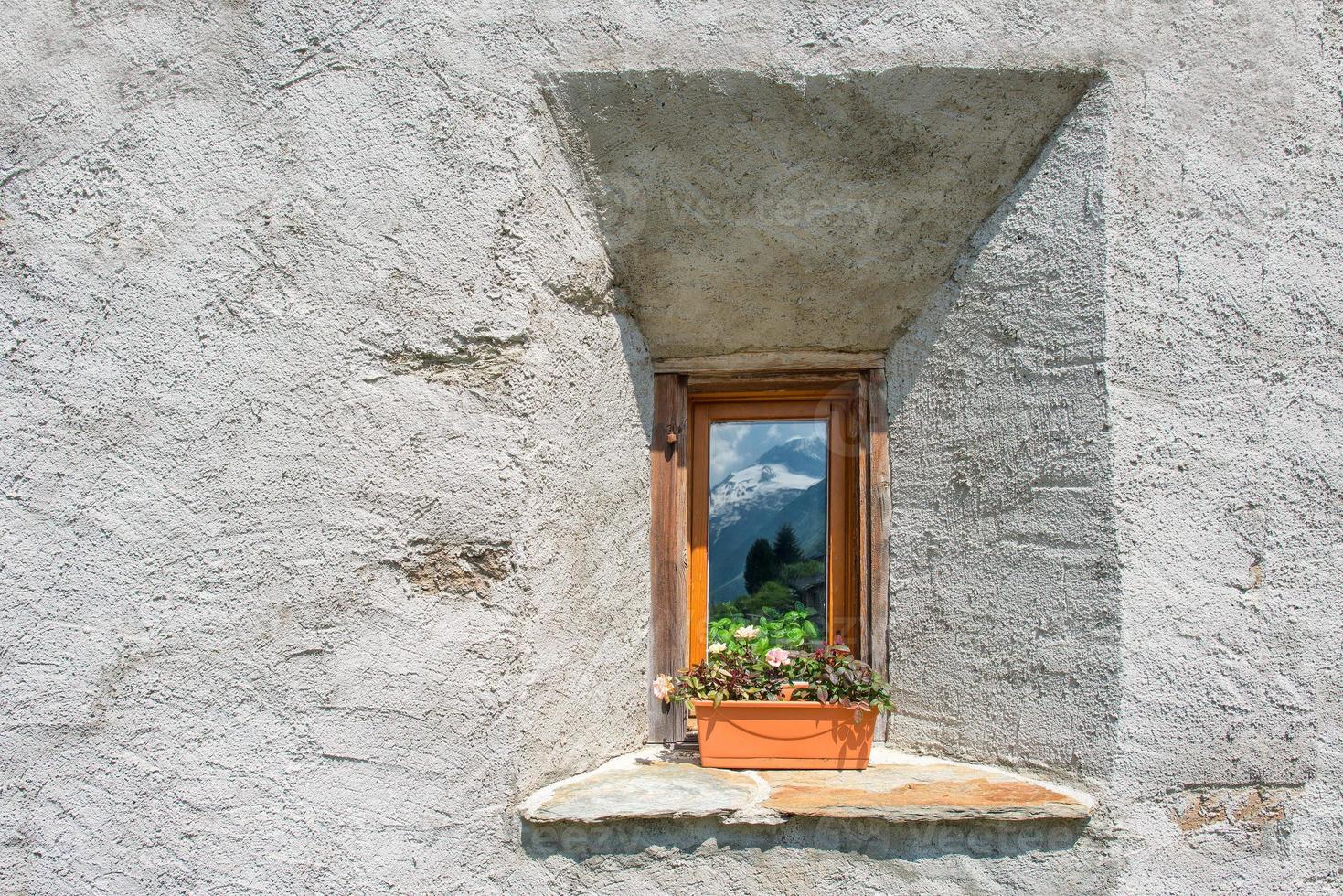 ventana típica de los alpes suizos, donde se reflejan las montañas foto